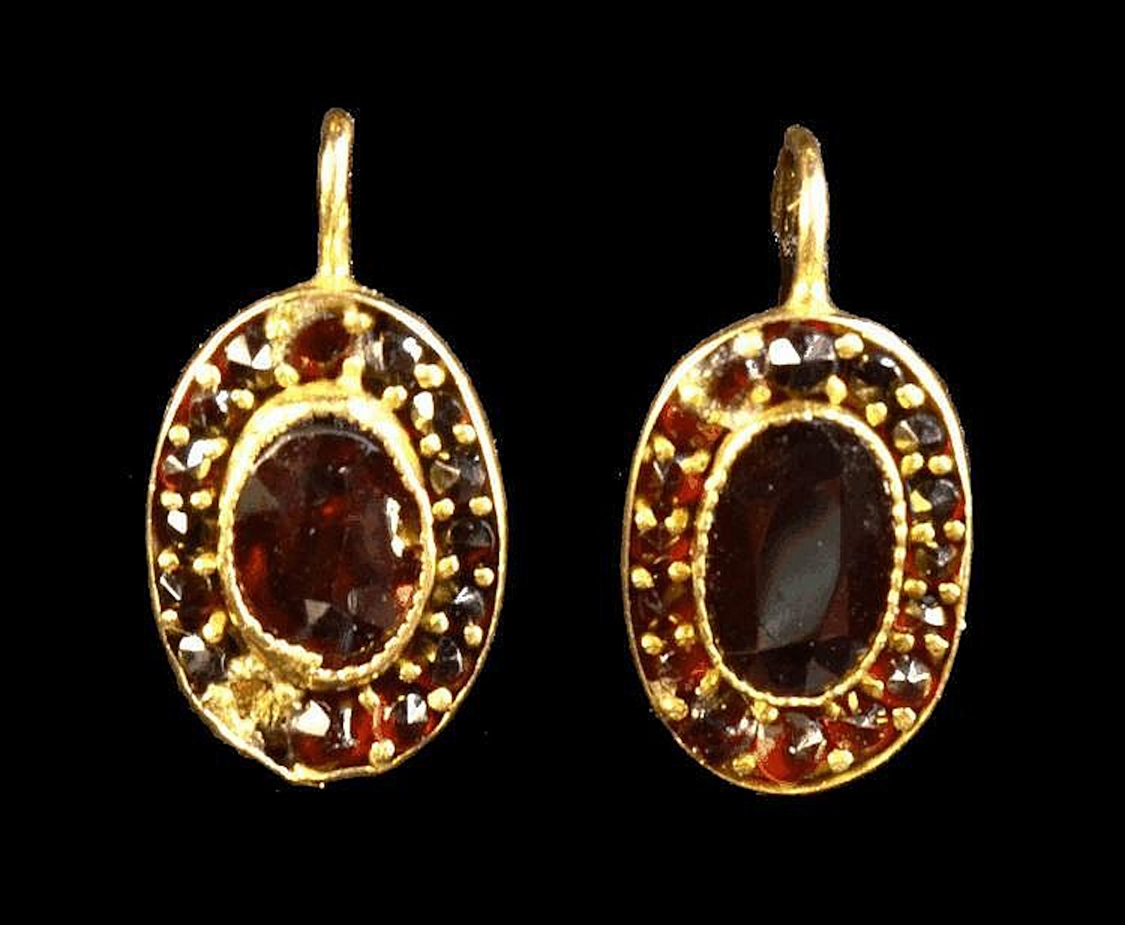 Earrings with almandines Golden earrings with oval