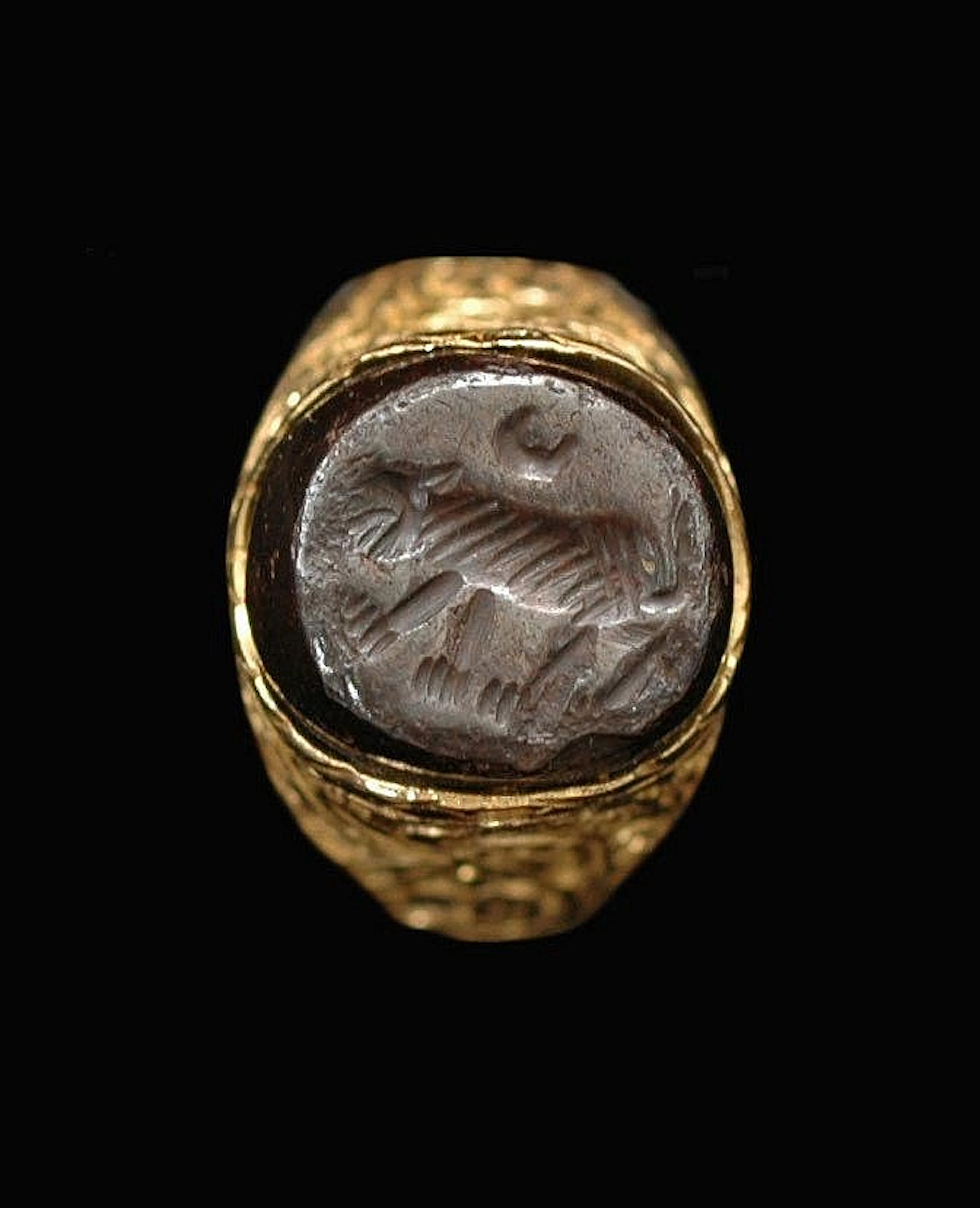 SIGNET RING. Iran. Golden signet ring with floral