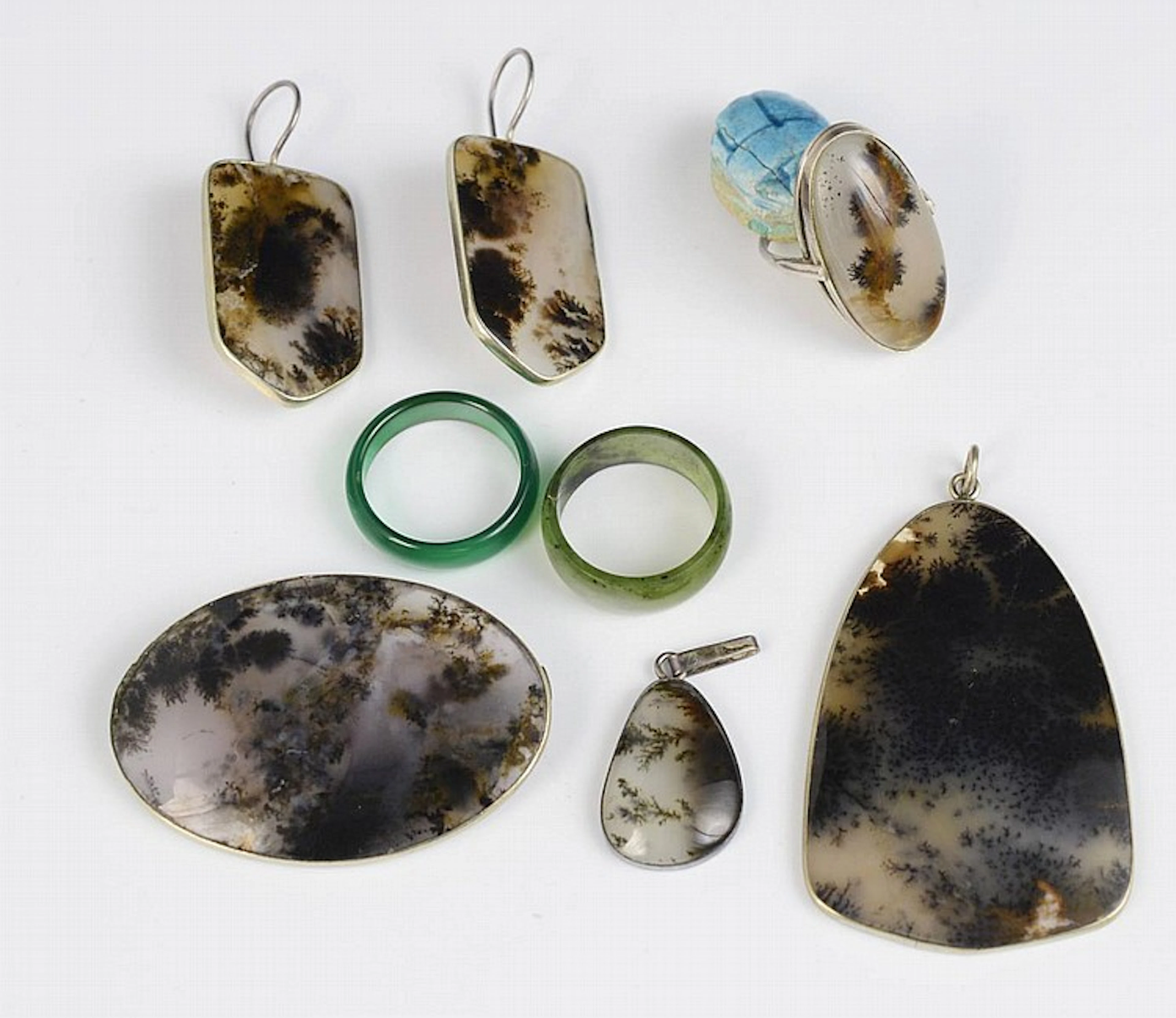 SET OF RESIN JEWELLERY
