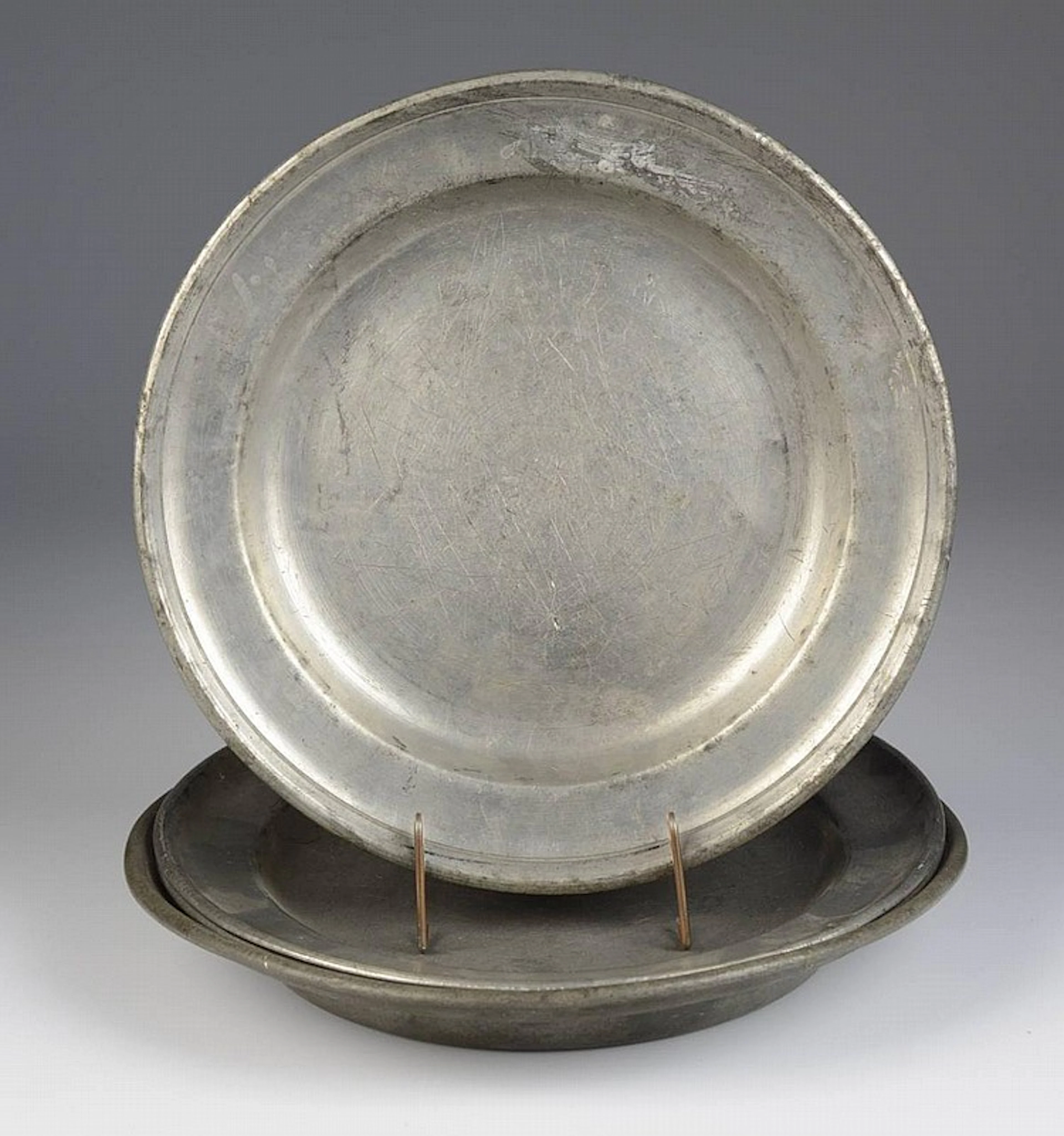 SET OF TIN PLATES