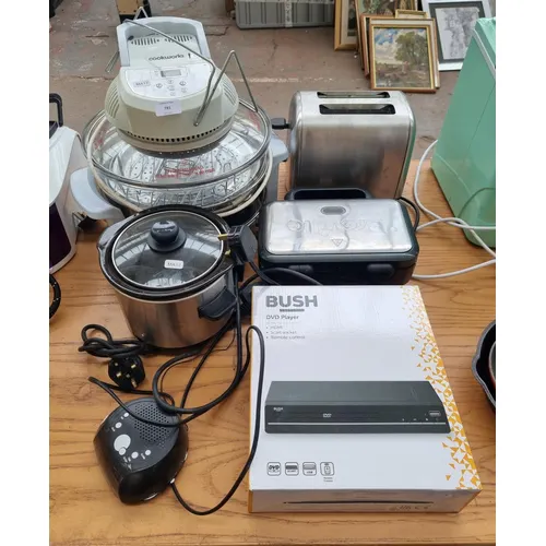 Six items, one Cookworks KHC-617D digital halogen cooker, on... | Barnebys