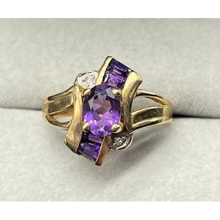 9ct yellow gold ring set with an oval cut Amethyst, Baguette...