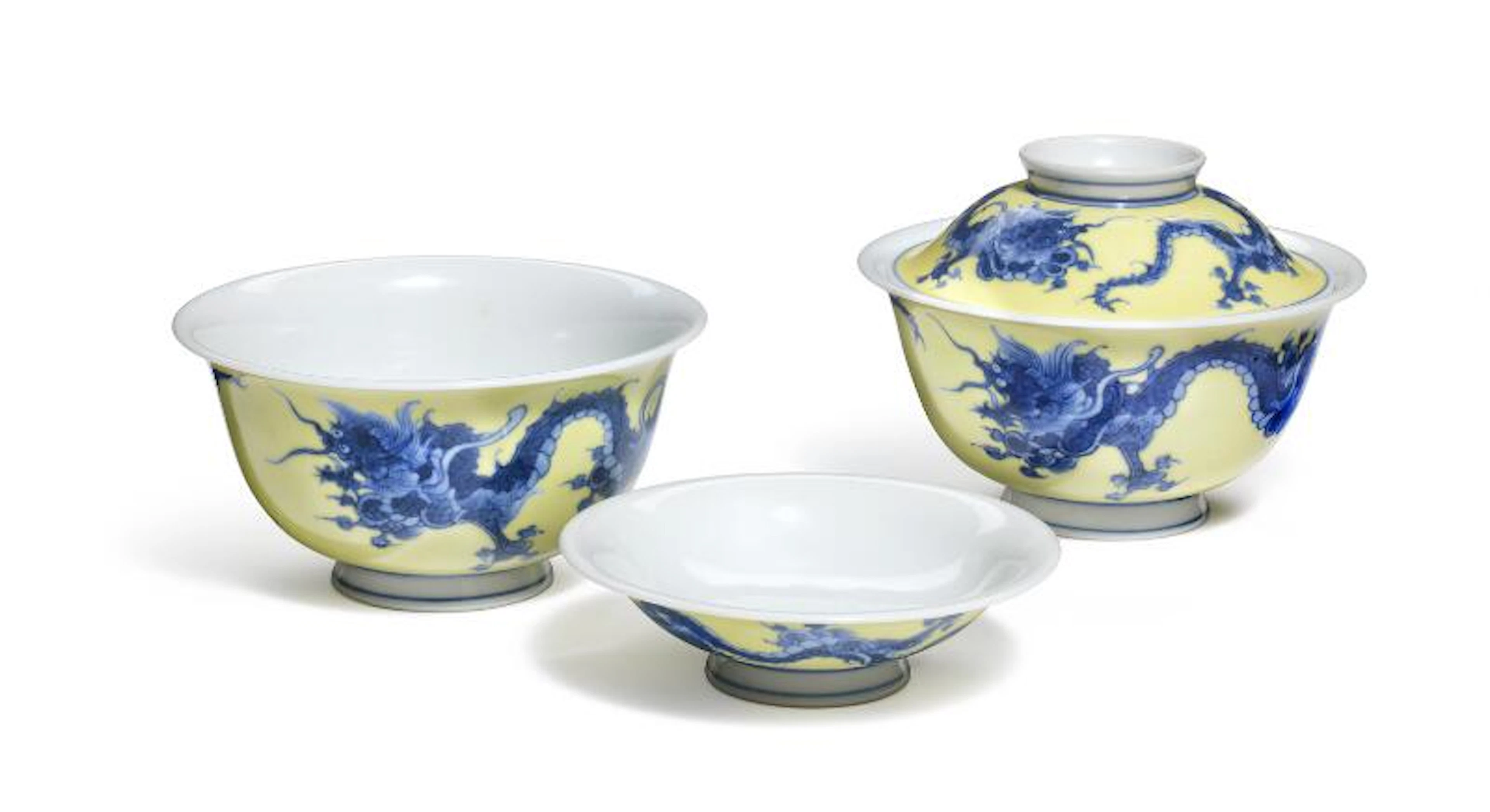 A pair of Japanese porcelain bowls in the Chinese taste