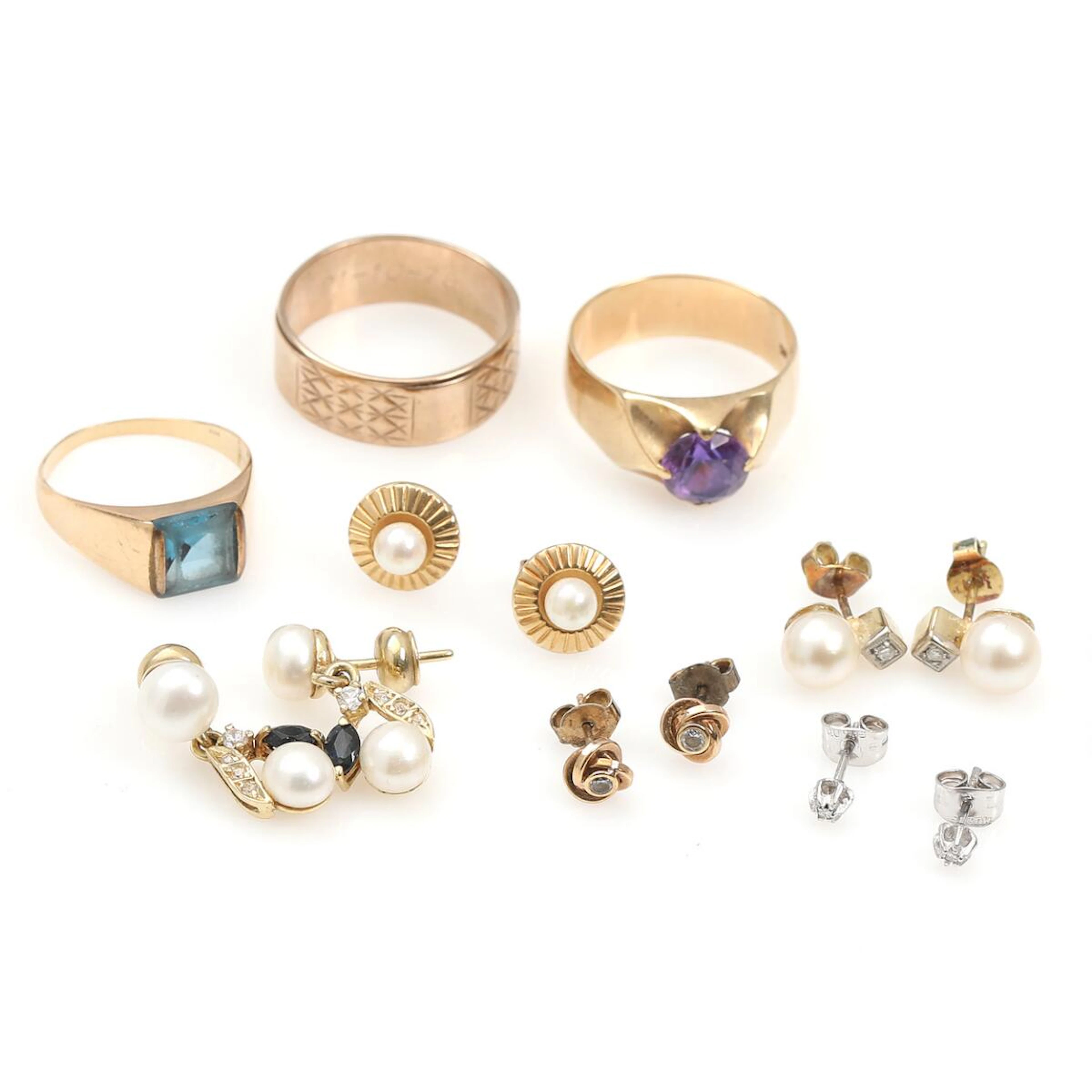 A selection of jewellery set with diamond