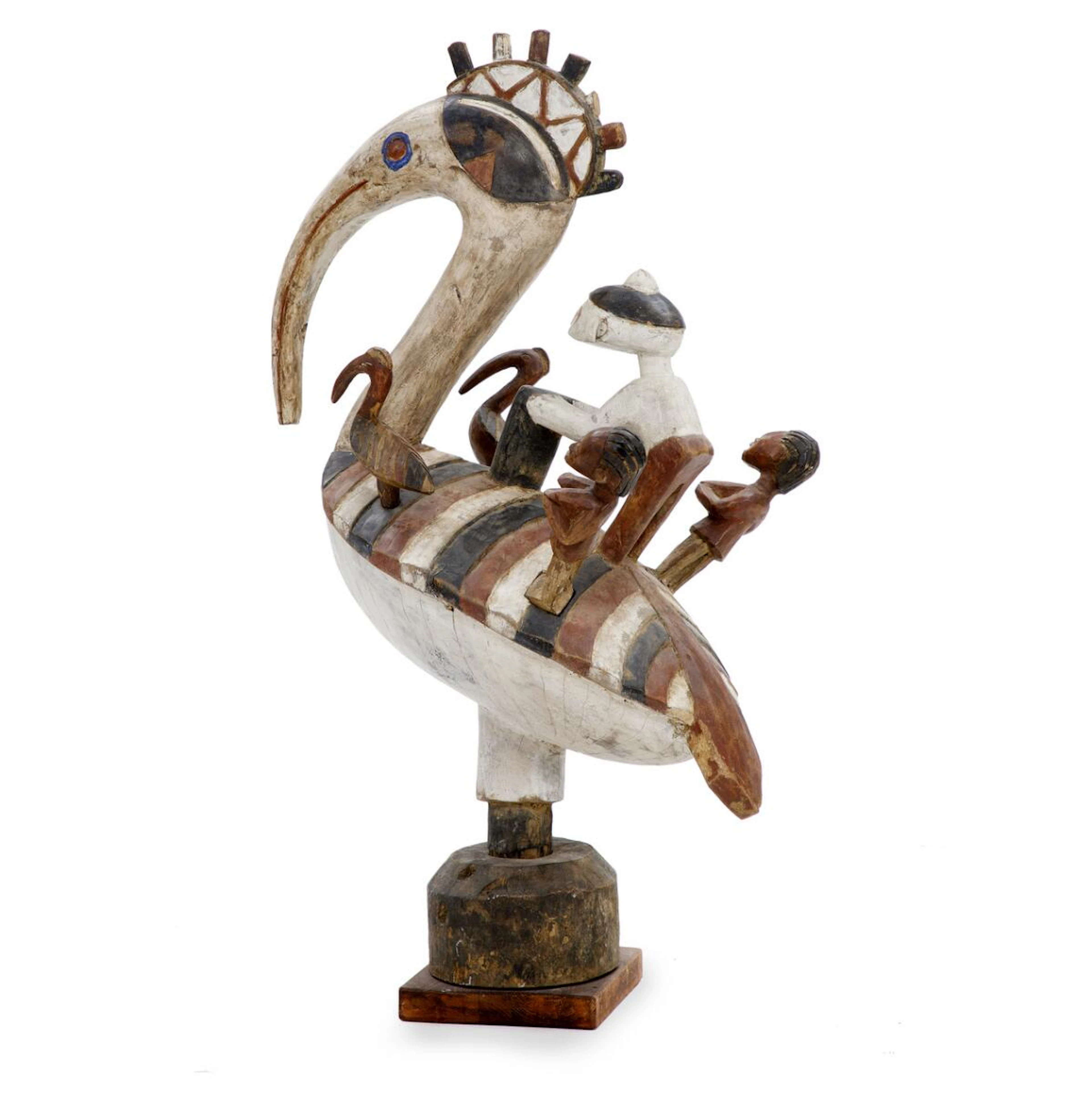 Afrikansk skulptur af udskåret og bemalet træ. 20. årh. H. 103 cm.