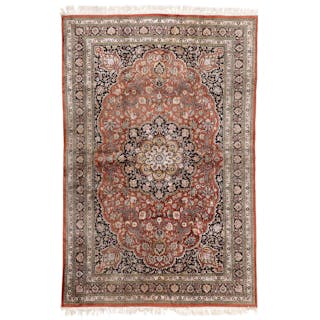A kashmir silk carpet, India. Medallion design. 21st century. 274×182 cm.