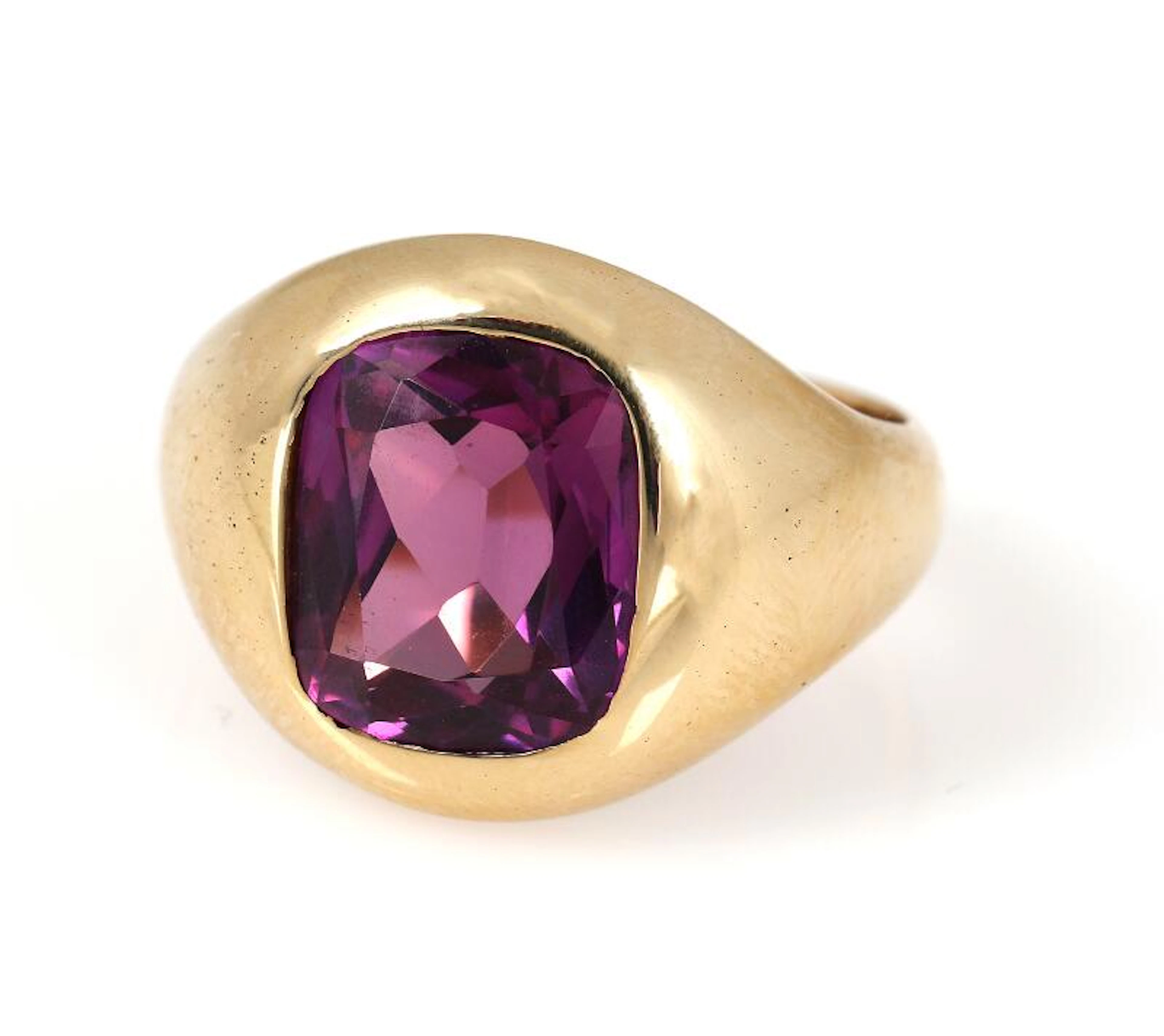 A sapphire ring set with a faceted syntetic sapphire