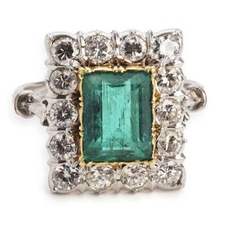 Mario Buccellati: An emerald ring set with an emerald weighing app.