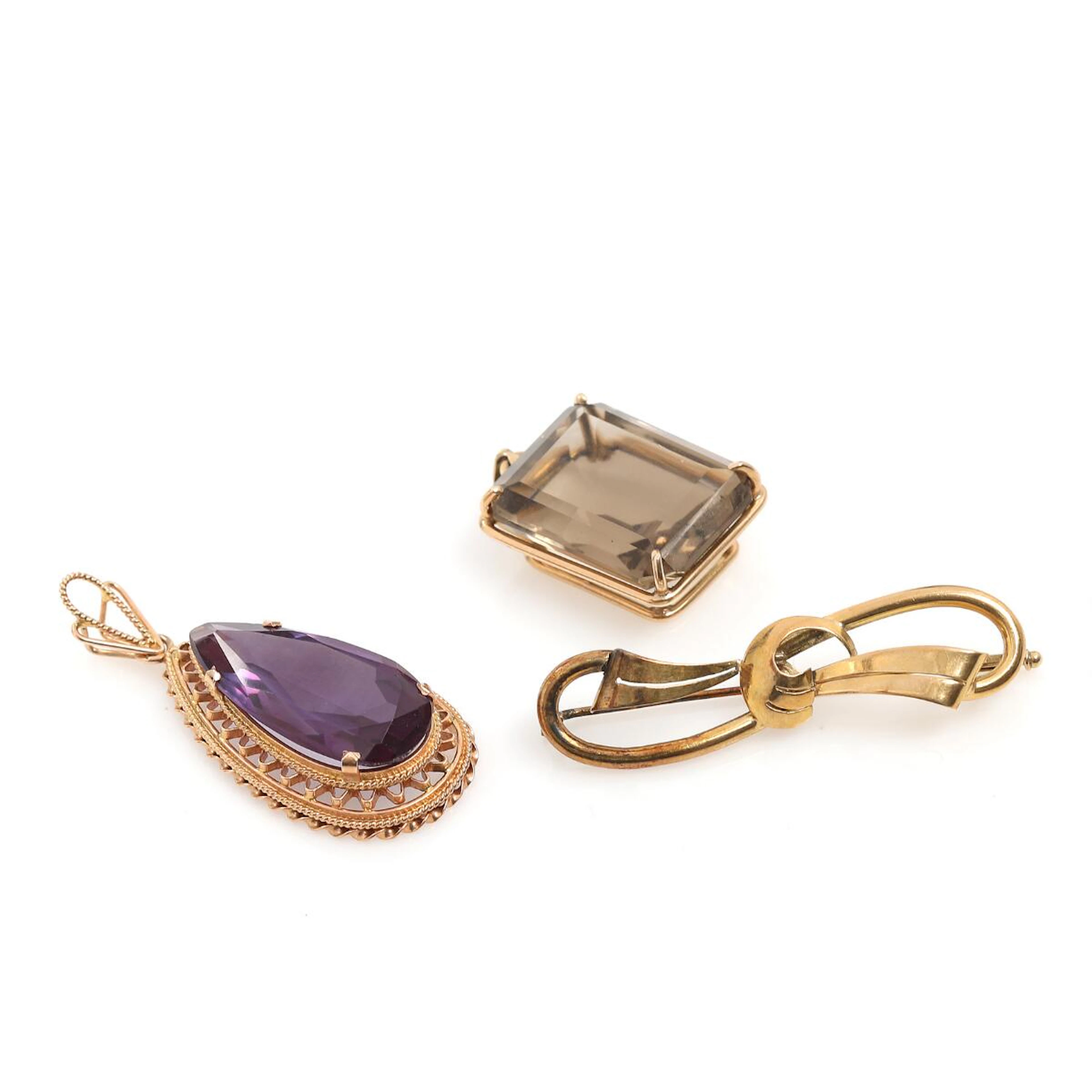 A 14k gold brooch