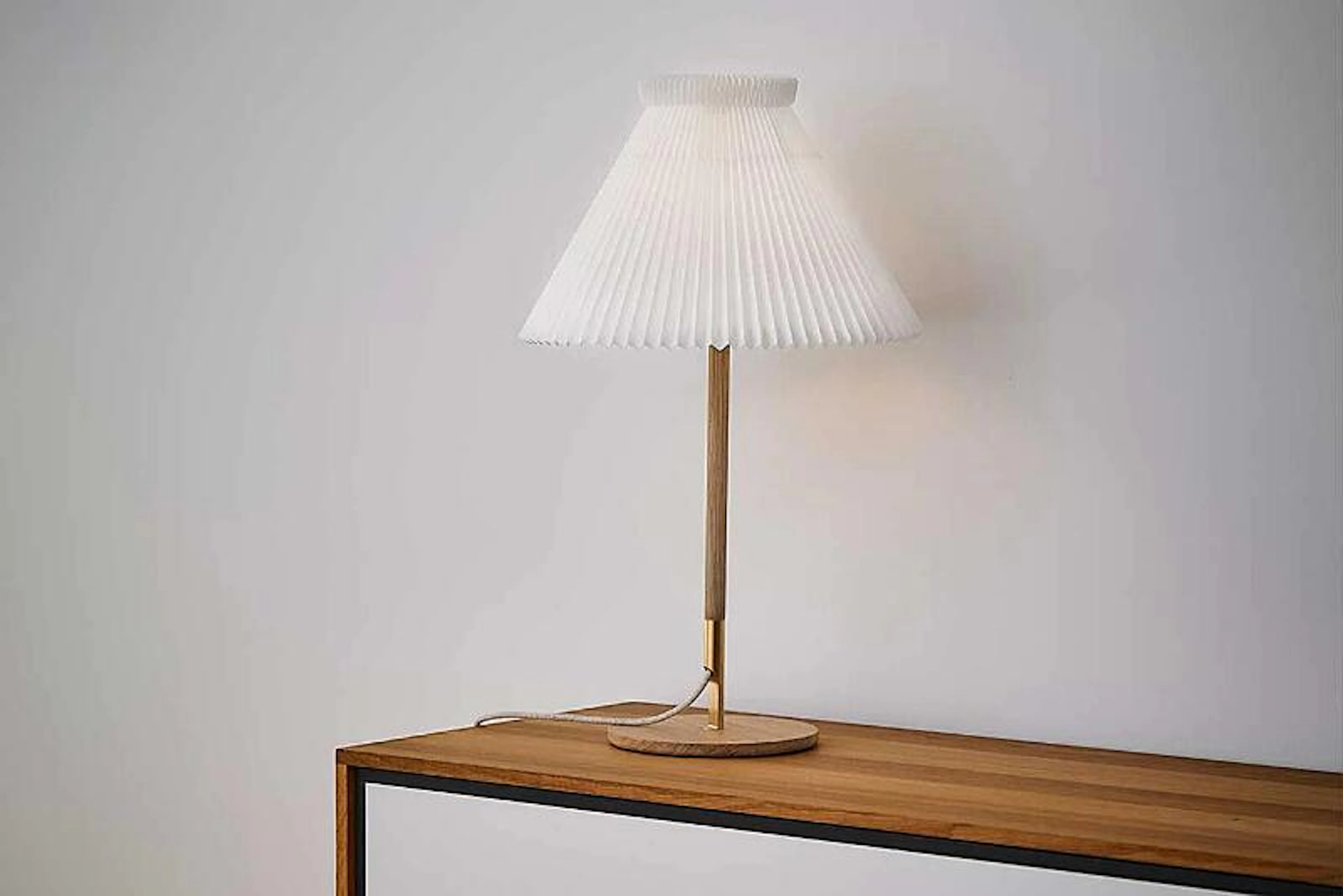 Le Klint 328 LK 80, bordlampe. Lys eg og messing.