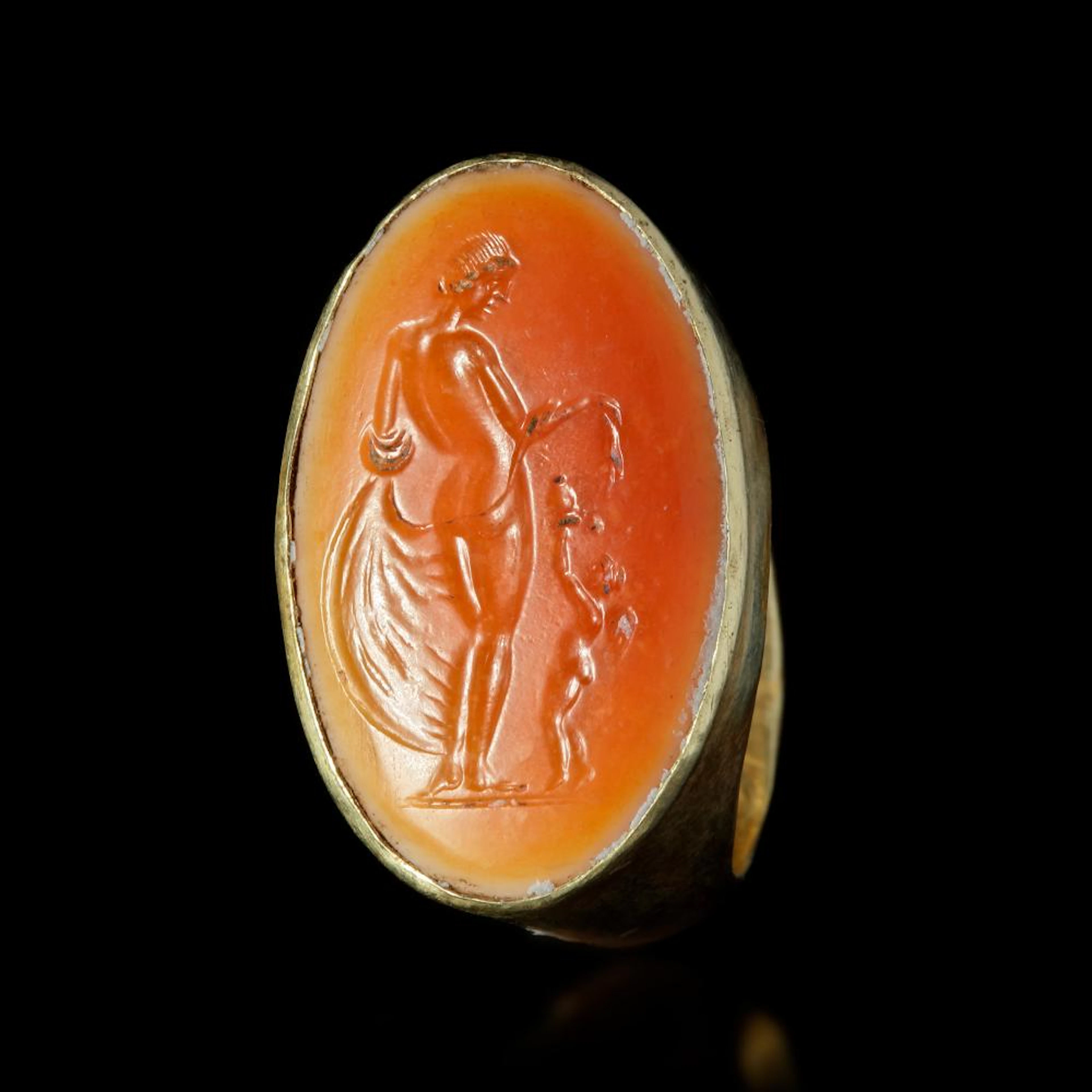 A LATE HELLENISTIC GOLD RING WITH AN INTAGLIO OF APHRODITE/VENUS