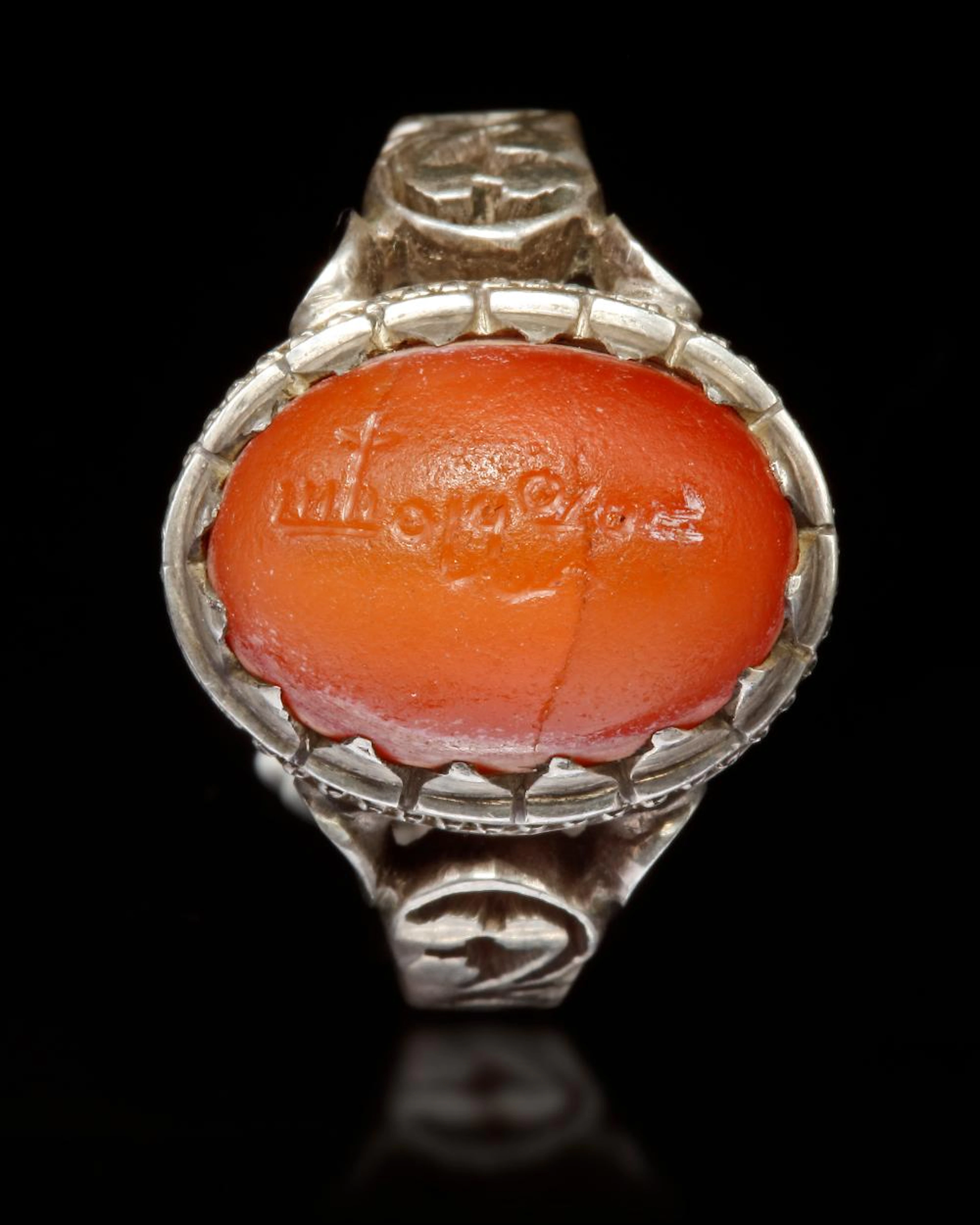 AN AGATE SEAL SILVER RING