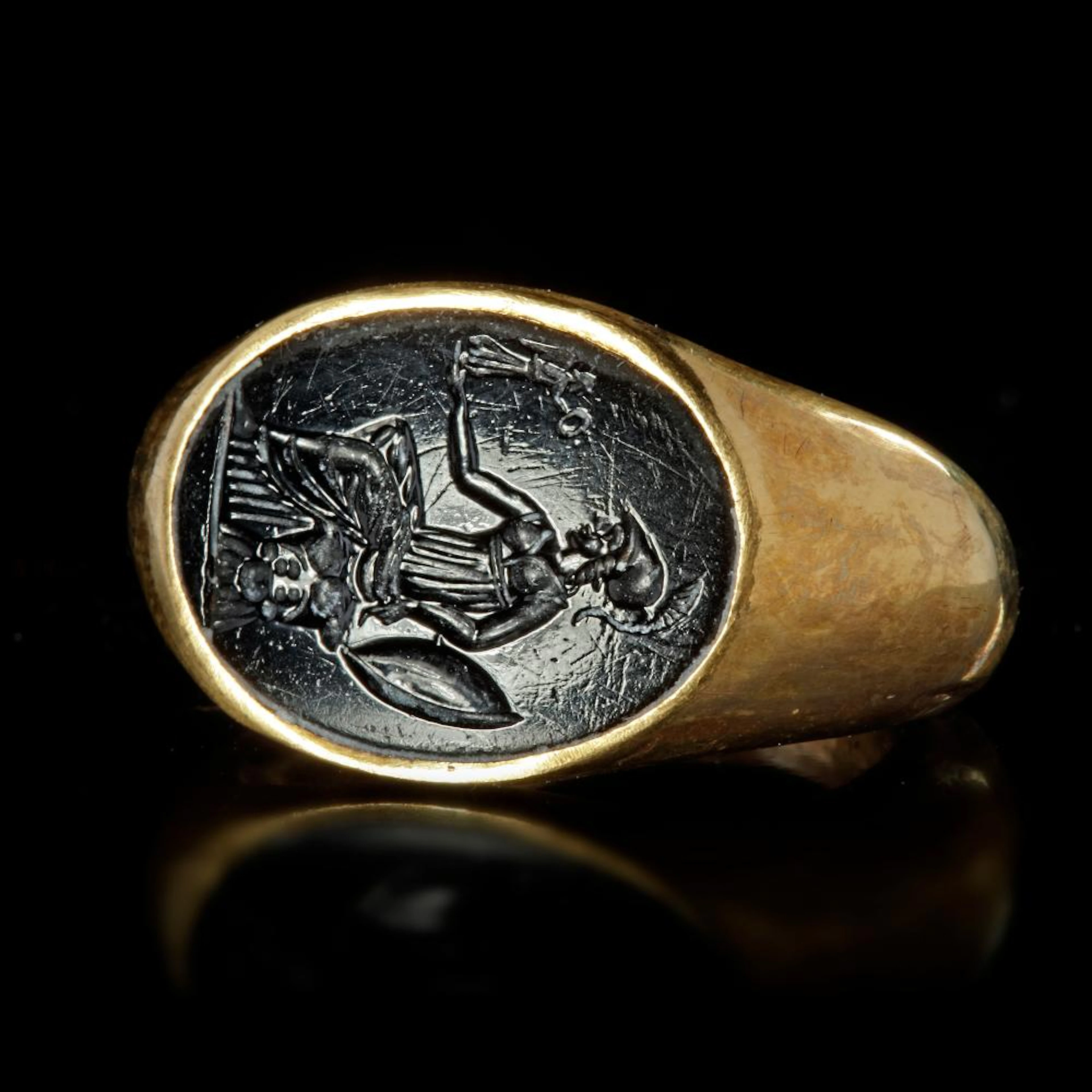 A LARGE ROMAN GOLD RING WITH A BLACK JASPER INTAGLIO OF MINERVA/ATHENA