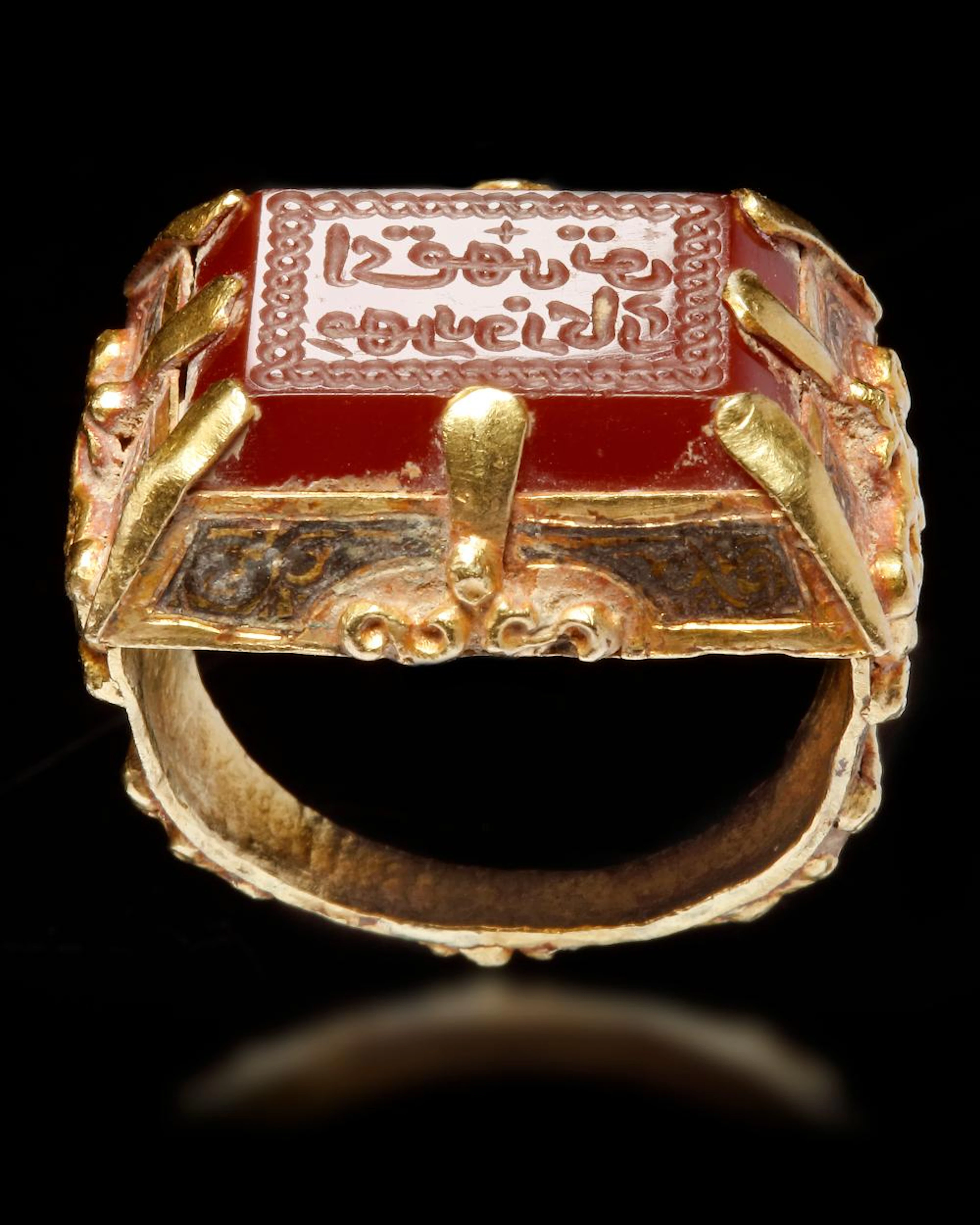 AN AGATE SEAL GOLD RING