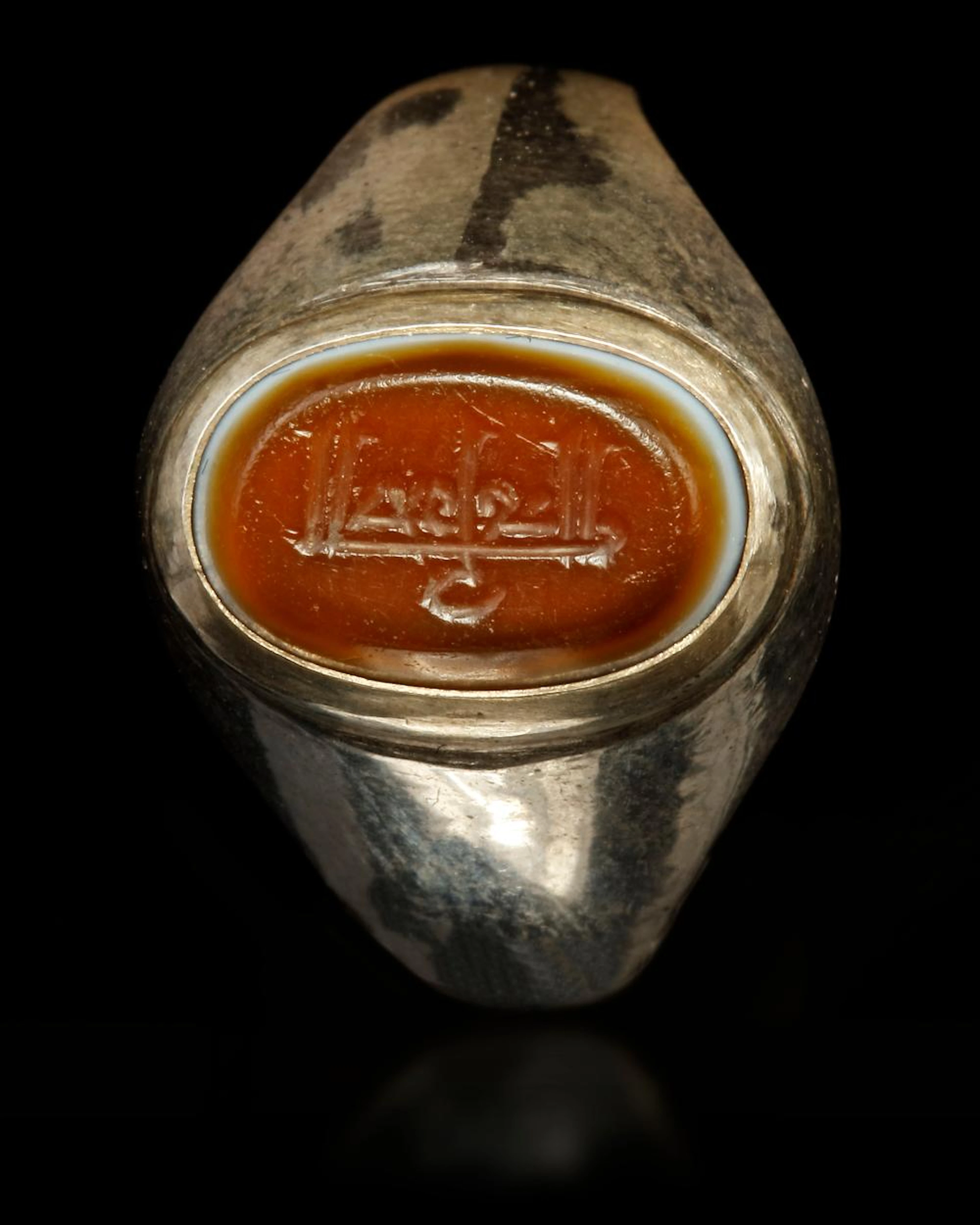 AN AGATE SEAL SILVER RING