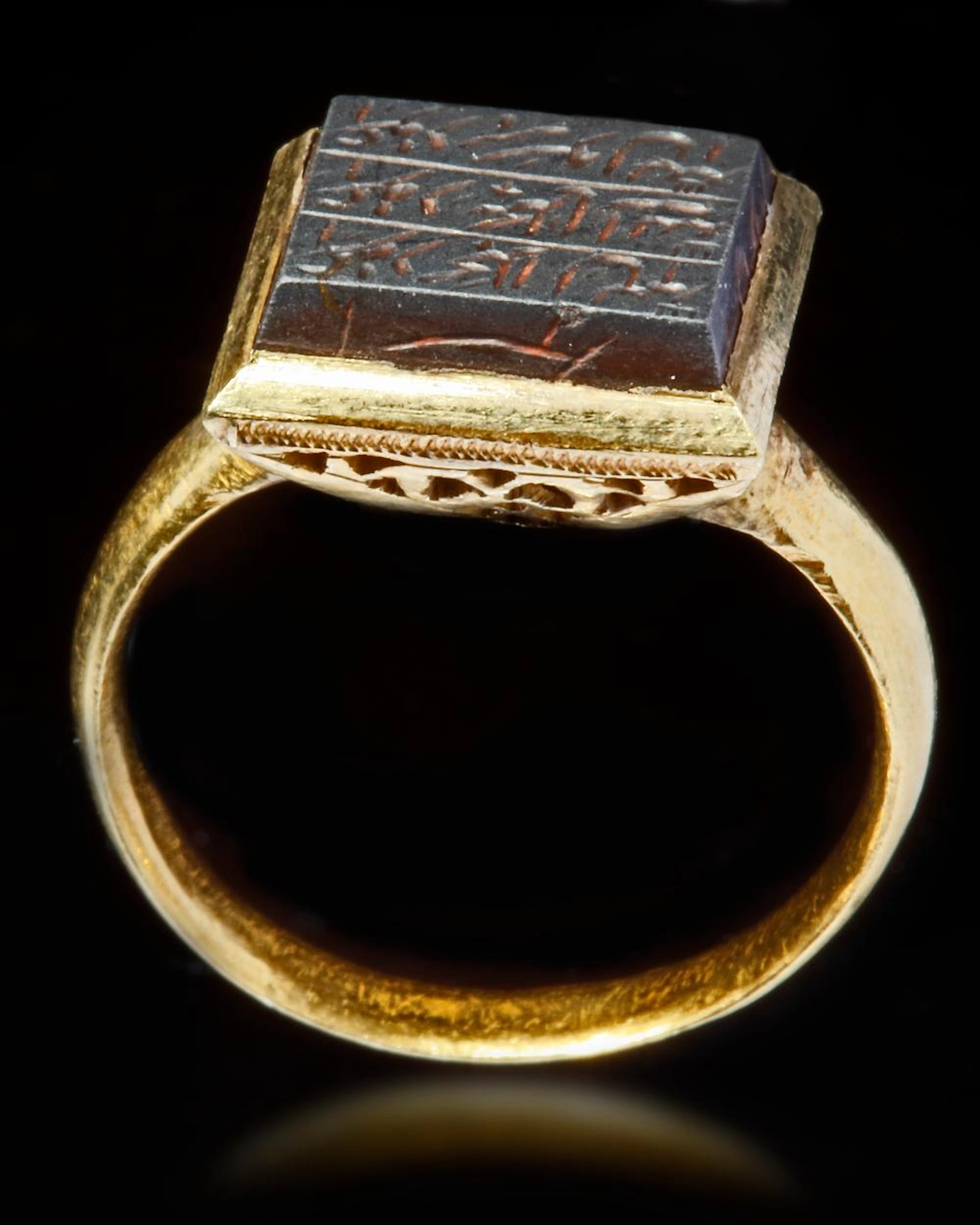 AN AGATE GOLD SEAL RING, 12TH AH-18TH AD CENTURY