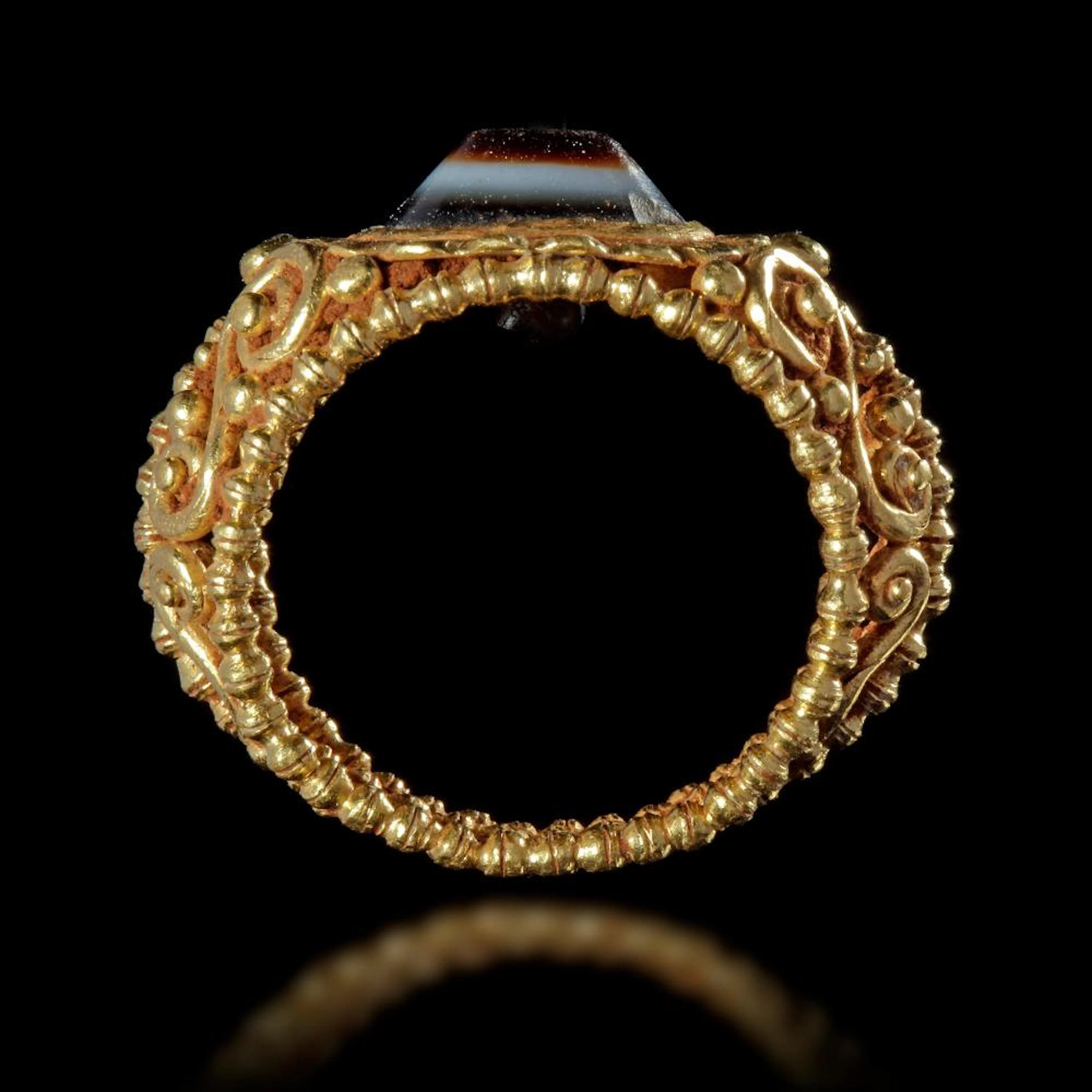 A GOLD RING ROMAN AGATE STONE, 3RD - 4TH CENTURY AD OR LATER