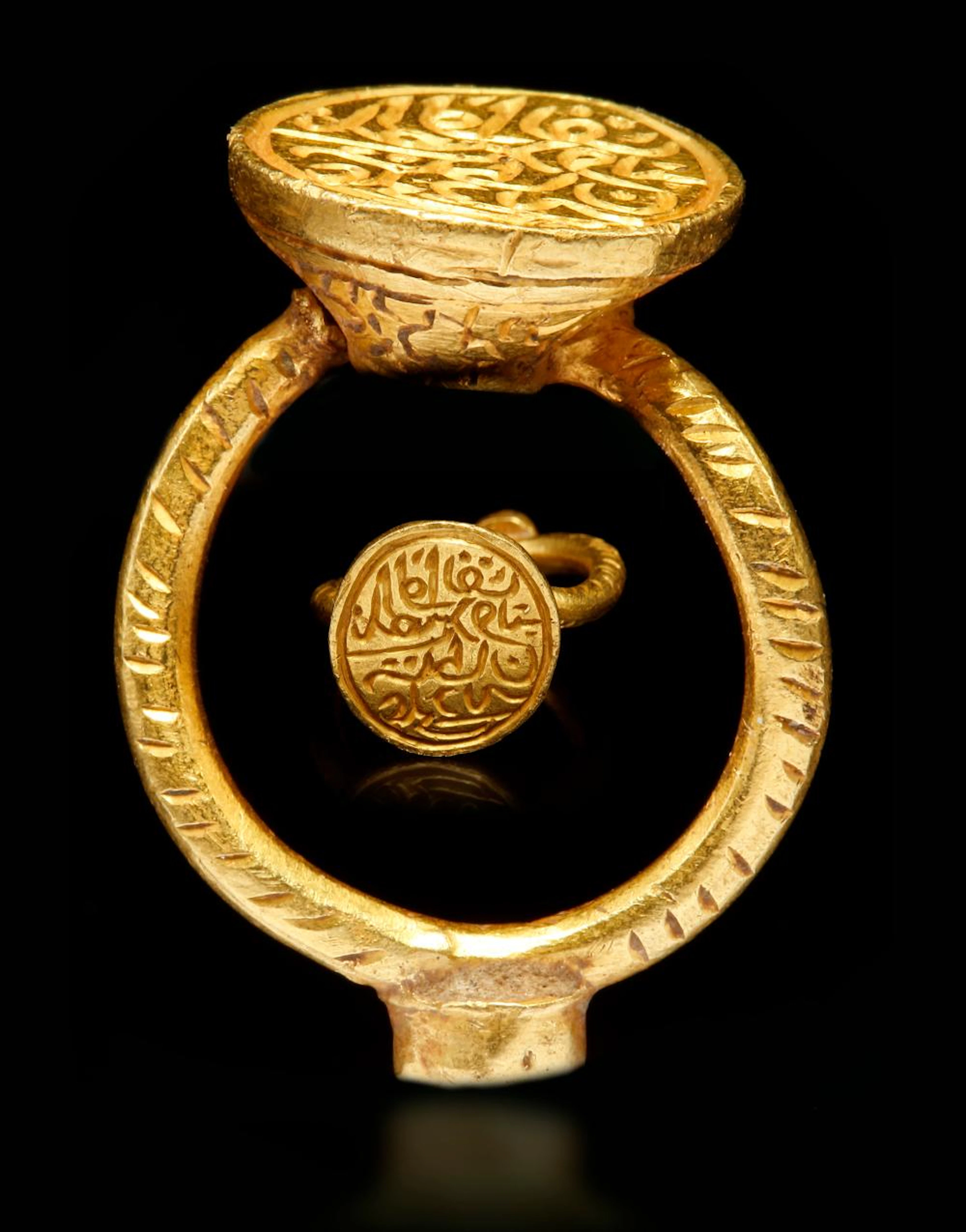 A GOLD INSCRIBED SEAL RING