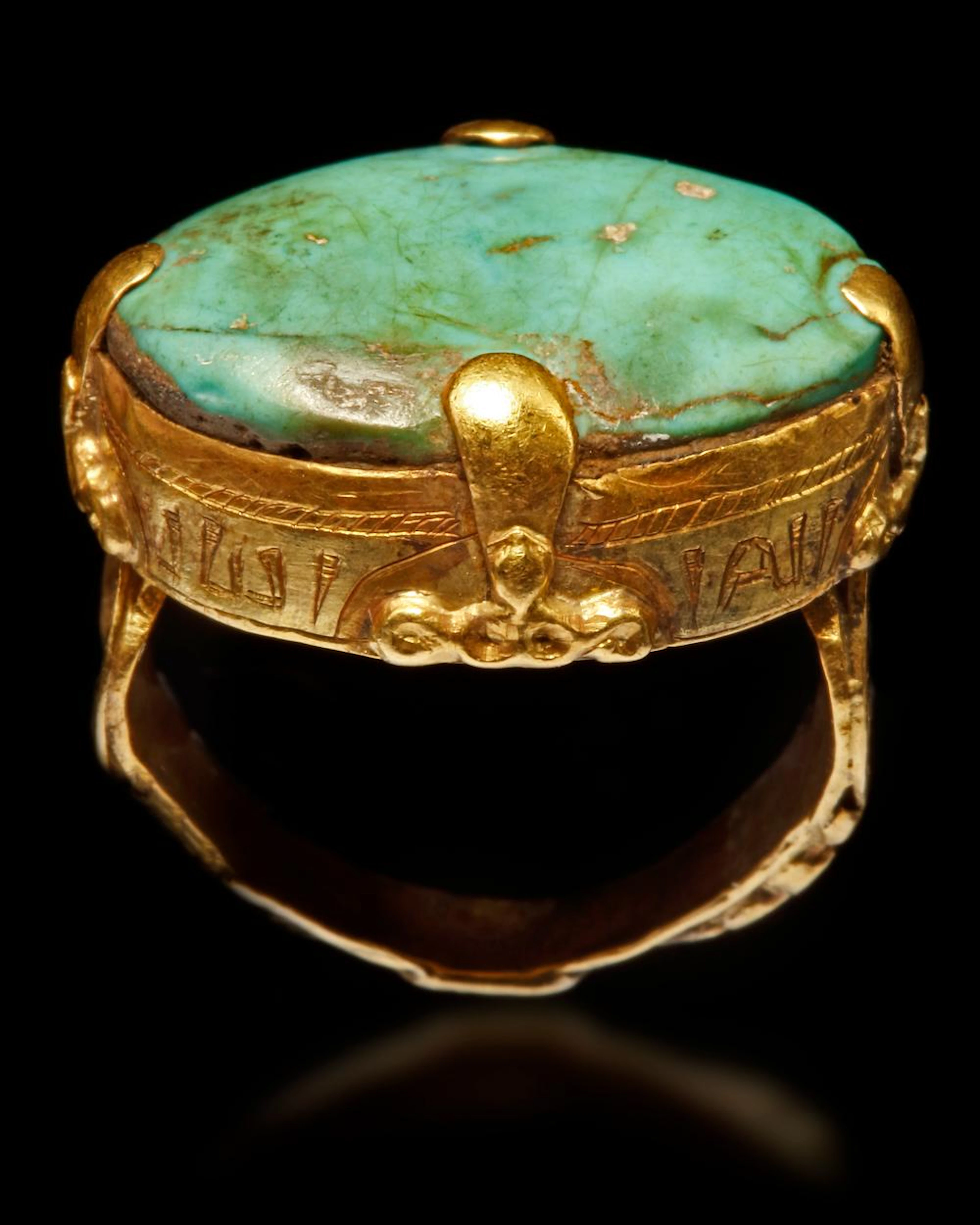 A TURQUOISE SEAL GOLD RING