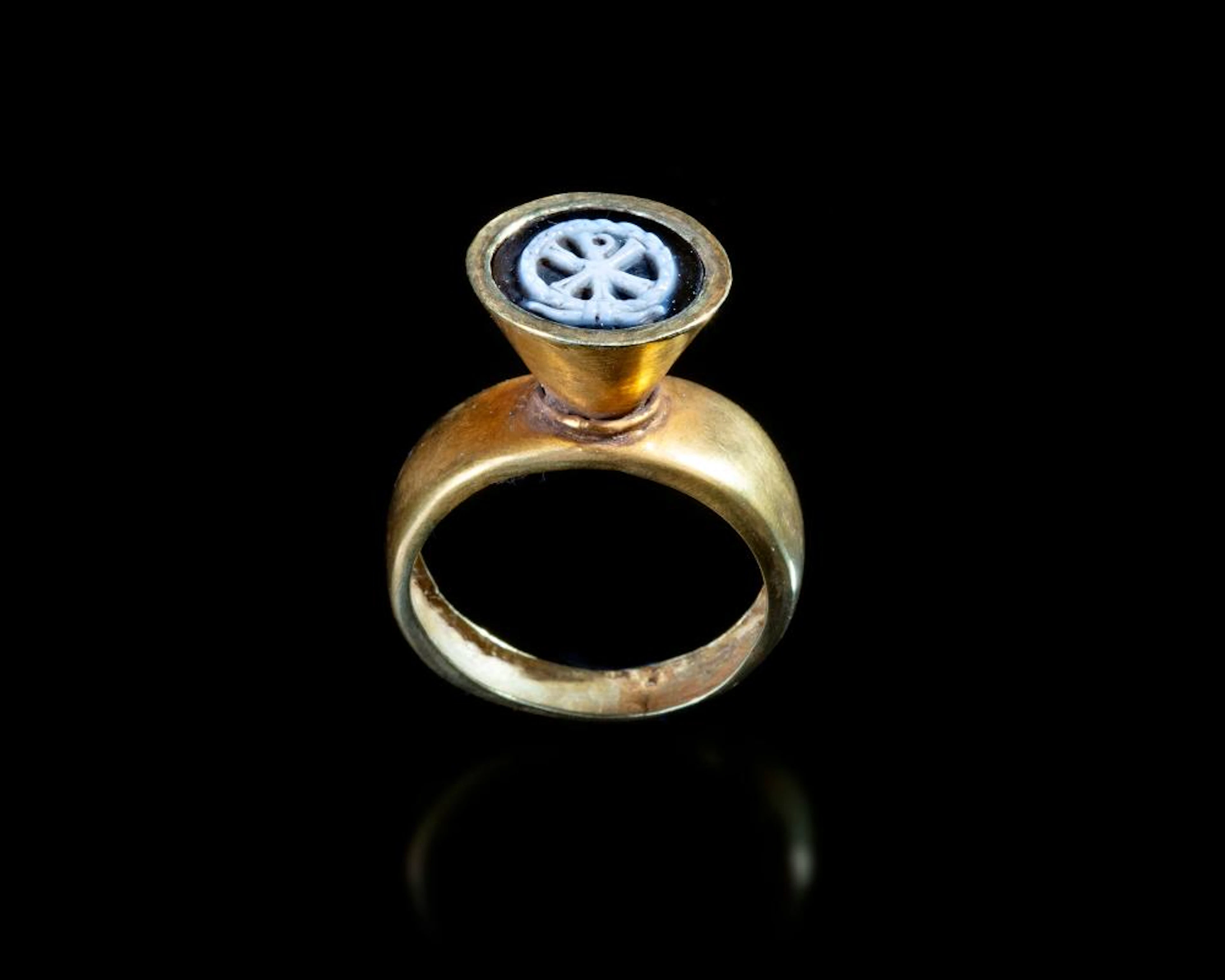 GOLD RING, LATE ROMAN, EARLY BYZANTINE, 5TH-6TH CENTURY AD