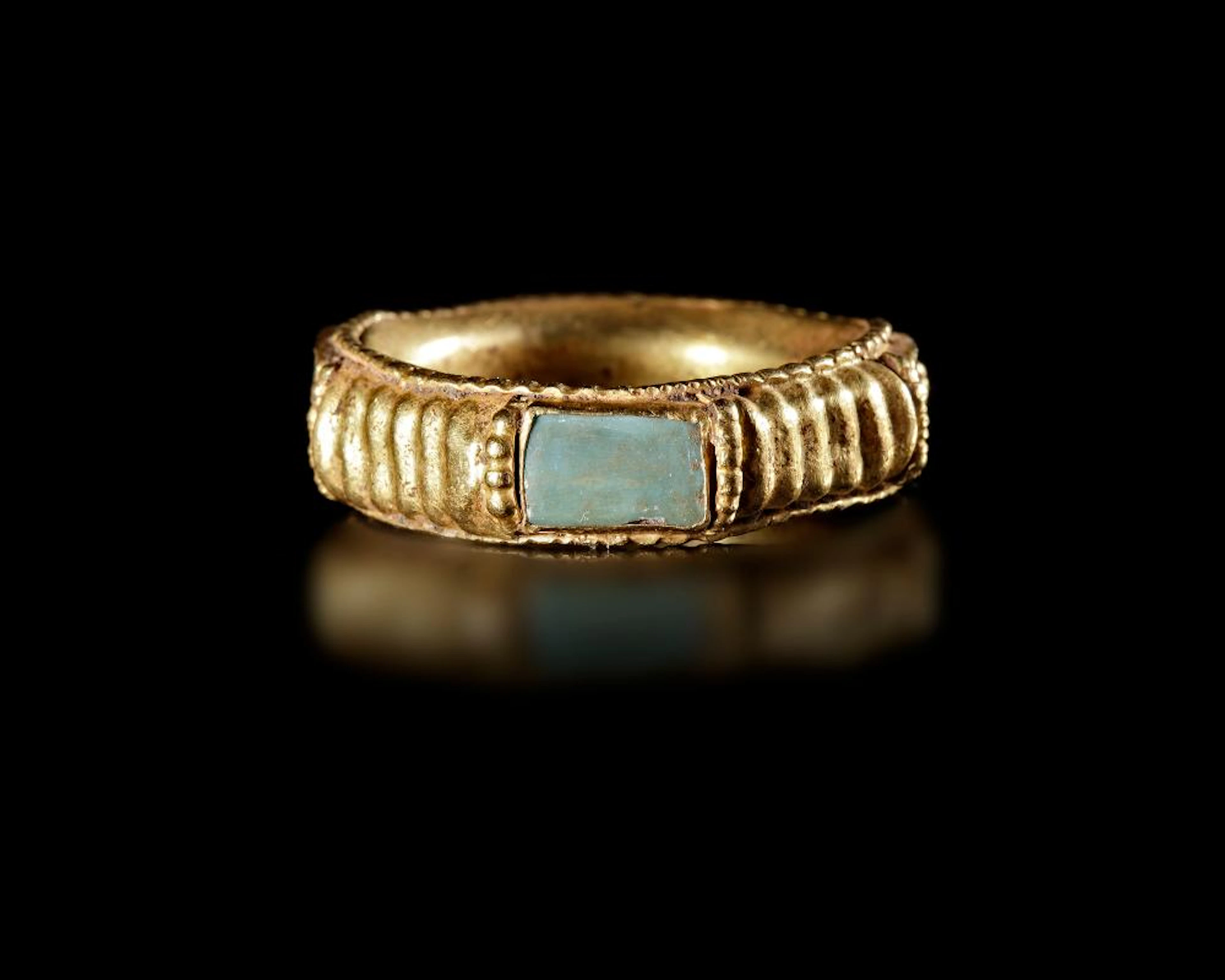 A LATE ROMAN GOLD RING WITH INLAYS, 3RD-4TH CENTURY AD