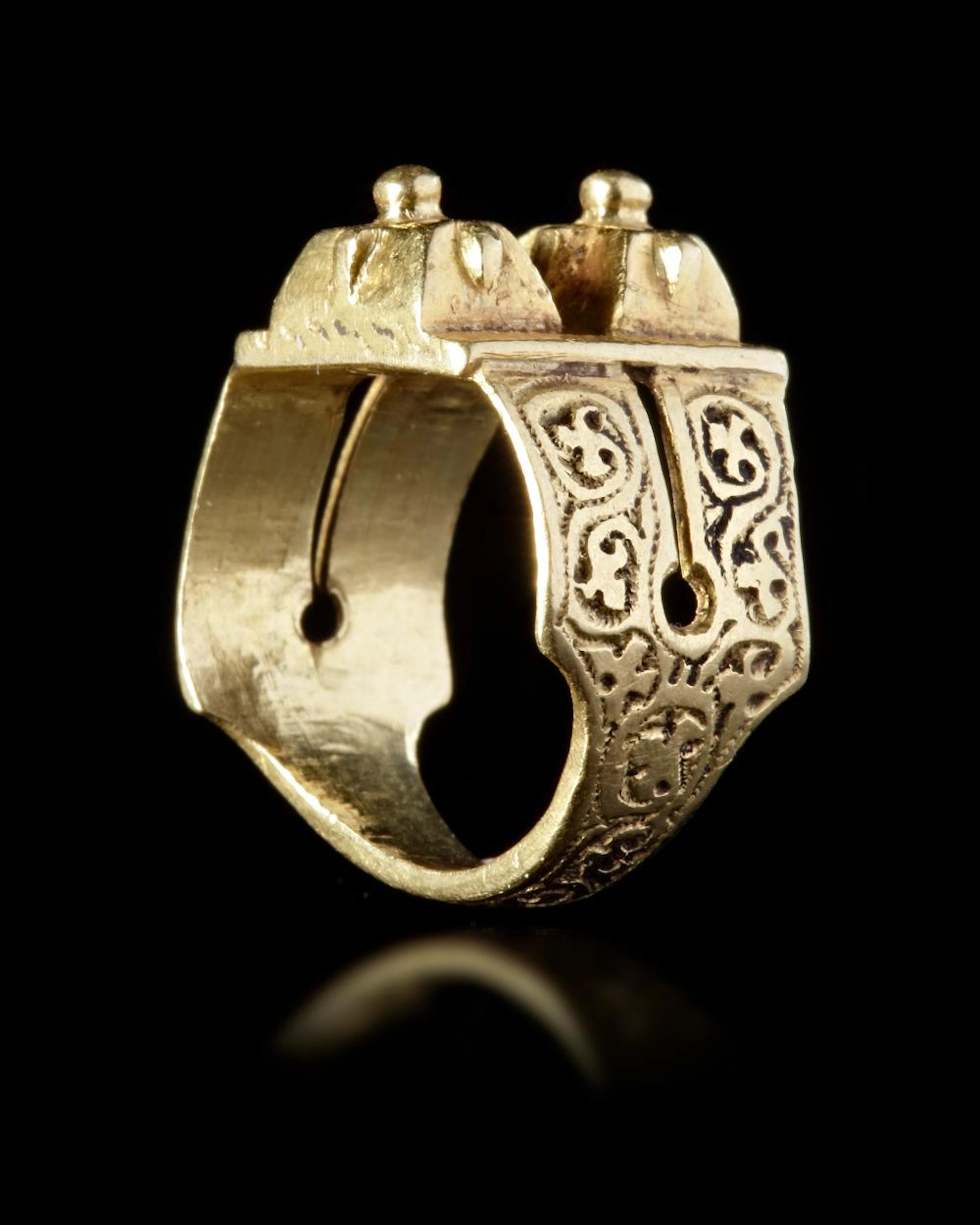 AN EARLY ISLAMIC GOLD RING, 7TH AH/ 14TH AD CENTURY