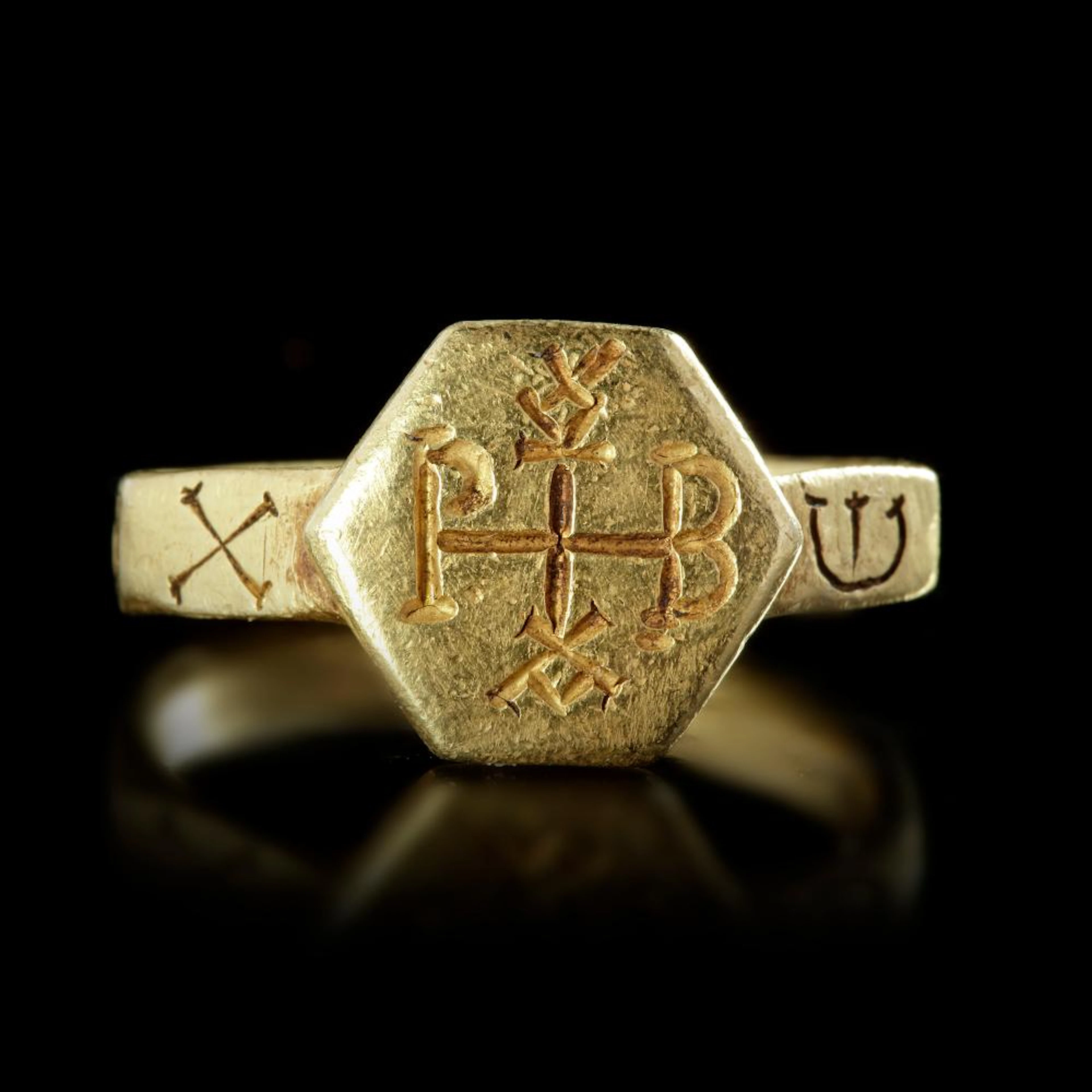 A LARGE BYZANTINE GOLD RING, 6TH/8TH CENTURY AD