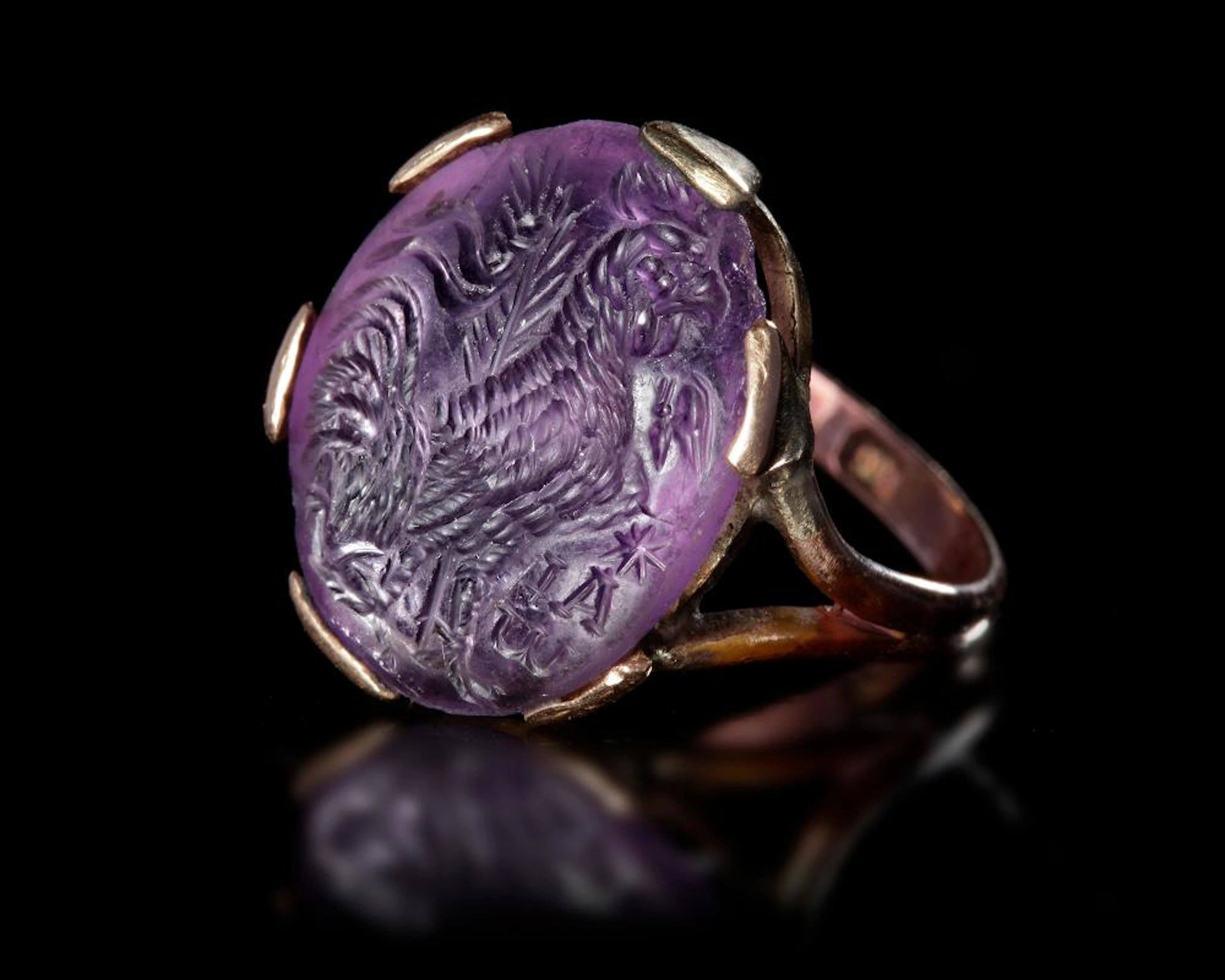 AN AMYTHYST INTAGLIO MOUNTED IN A MODERN RING, ROMAN, 3RD CENTURY AD