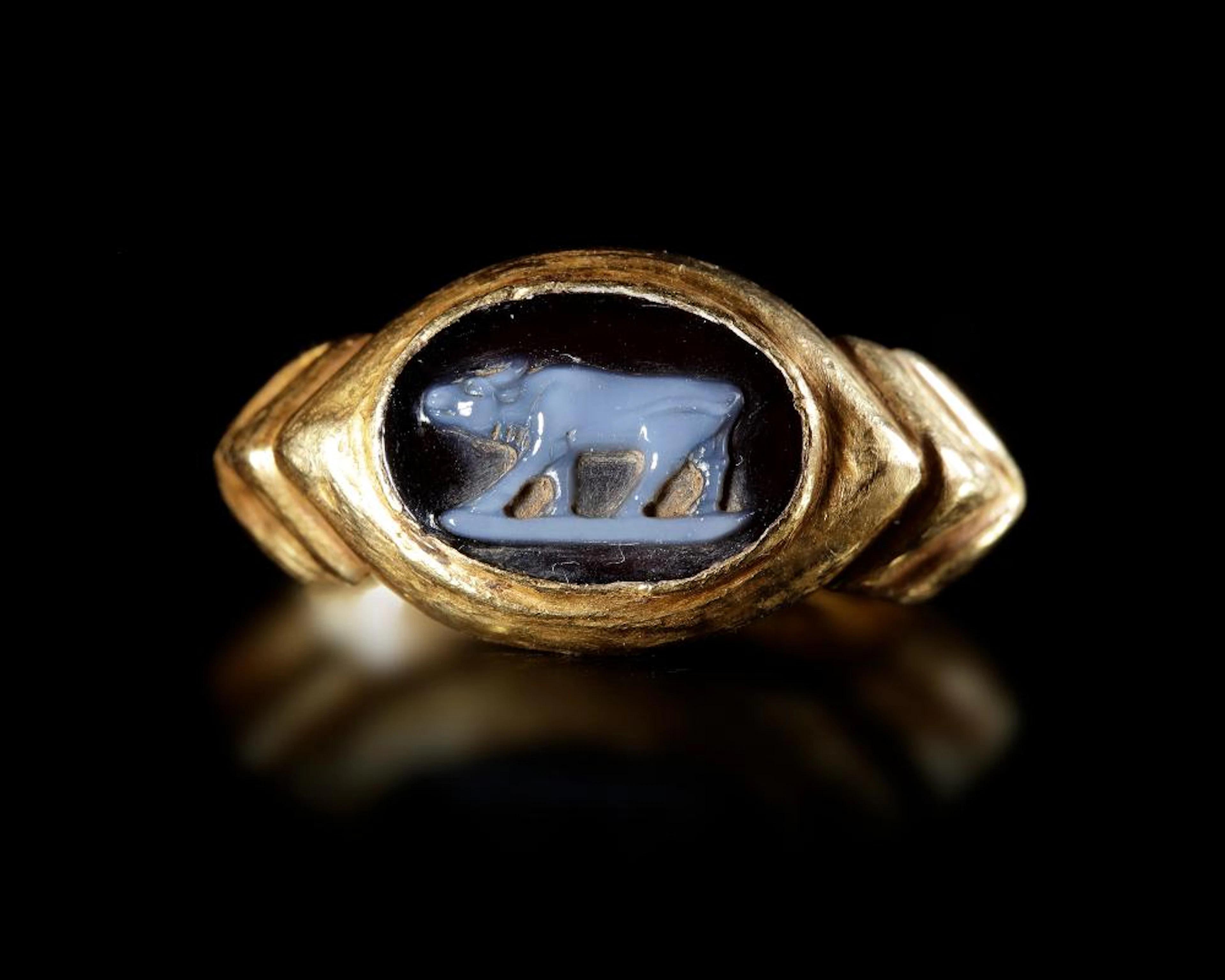 A ROMAN GOLD RING WITH CAMEO, 1ST CENTURY AD