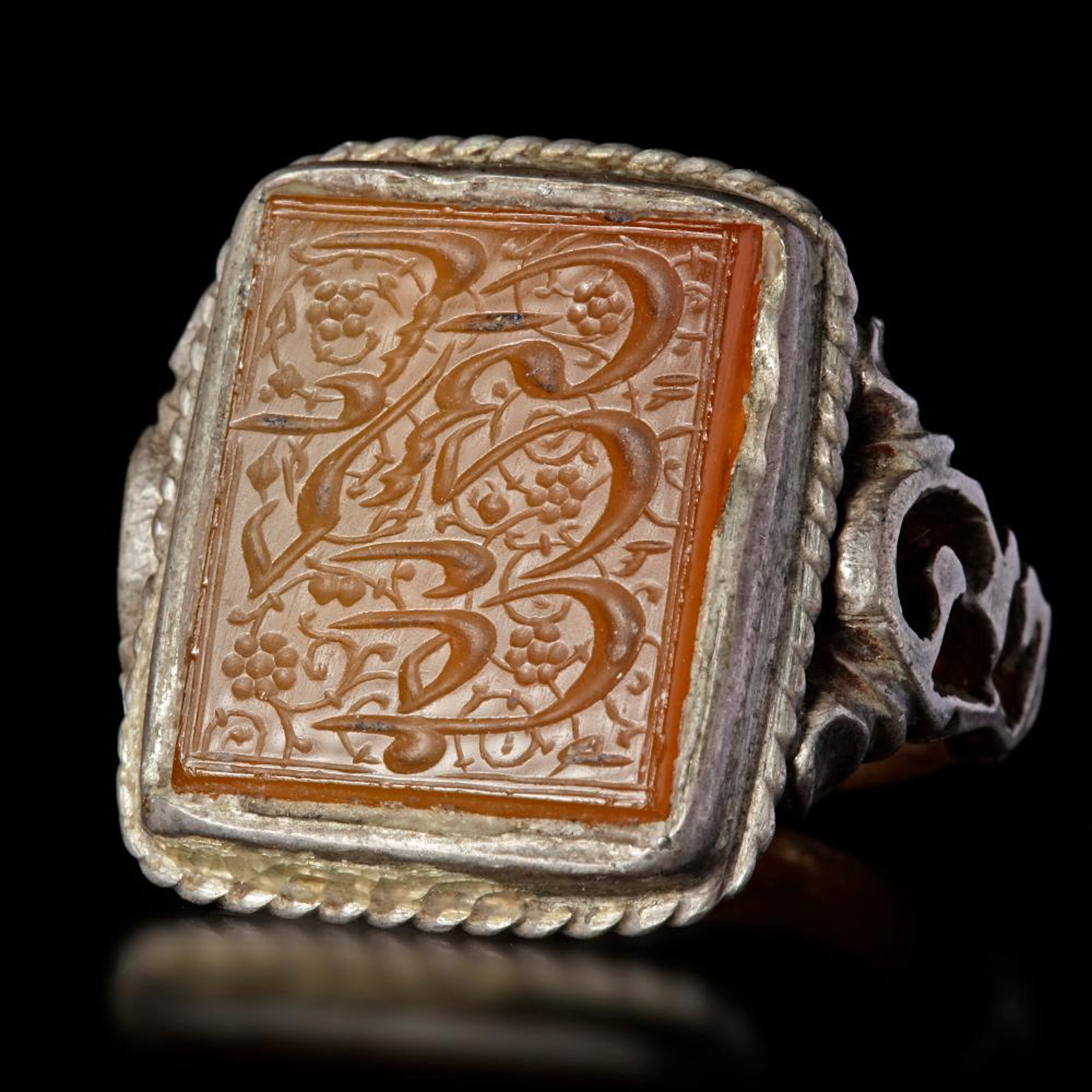 AN AGATE SEAL SILVER RING