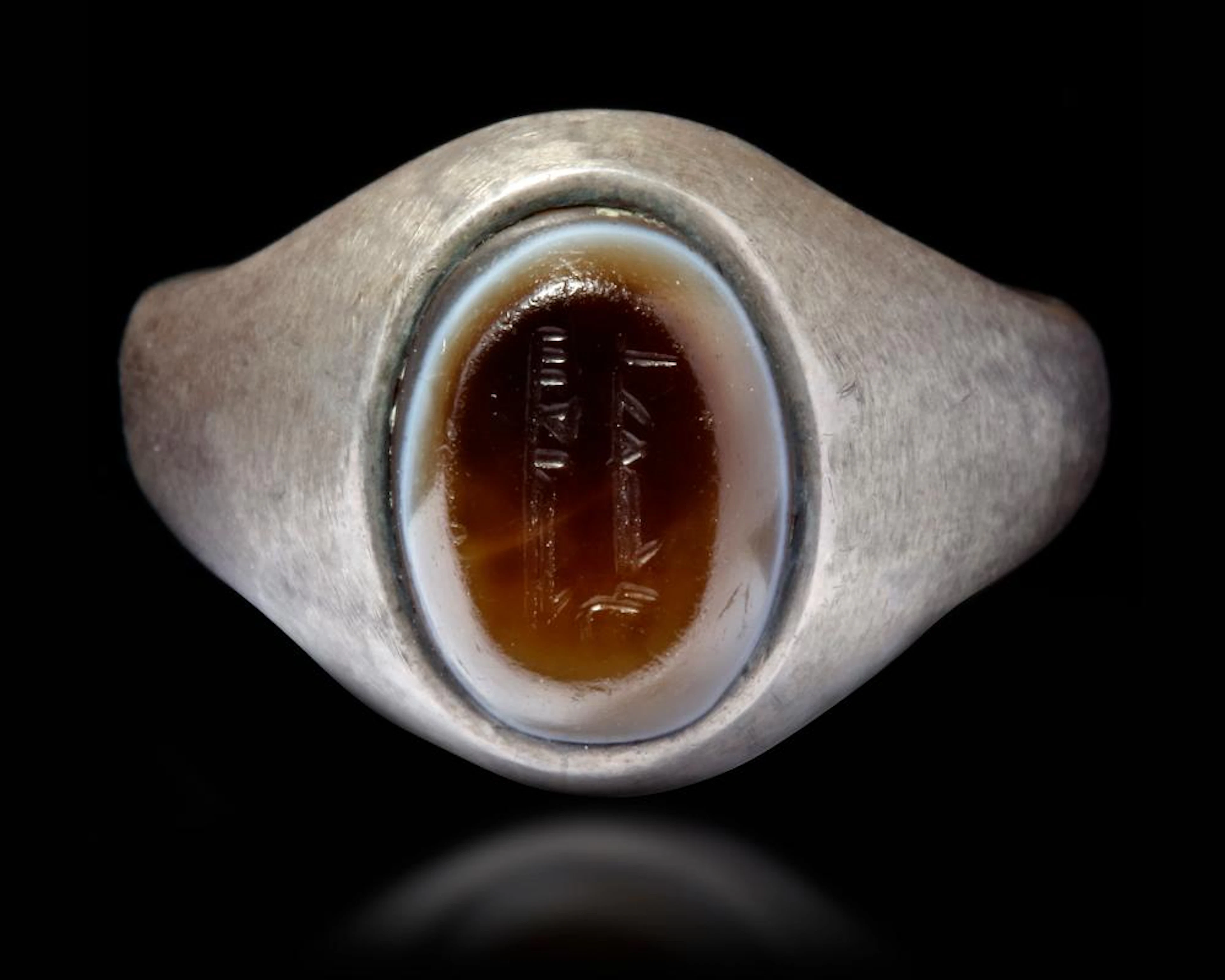 AN AGATE SEAL SILVER RING