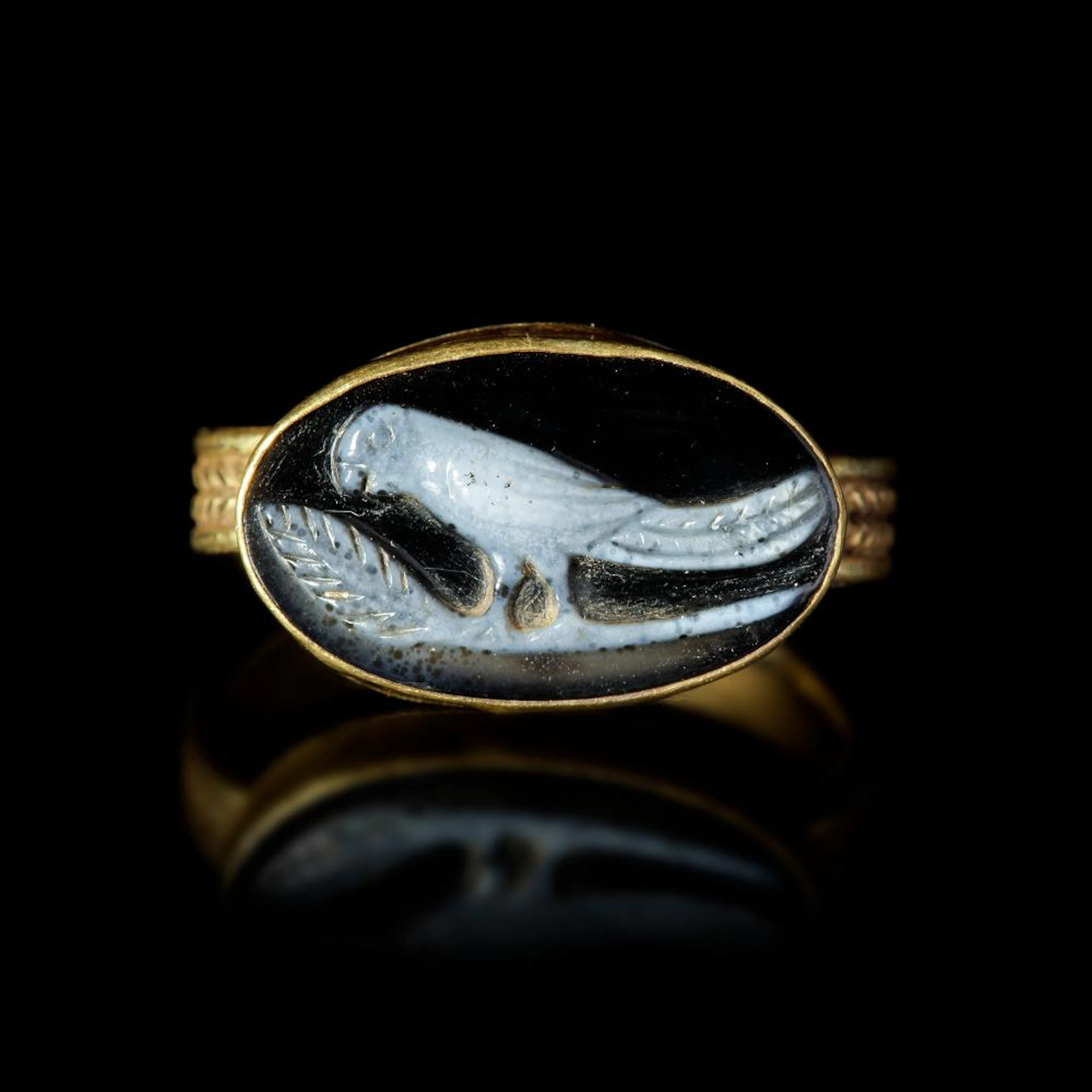A ROMAN OR BYZANTINE GOLD RING WITH A CAMEO OF A PARROT