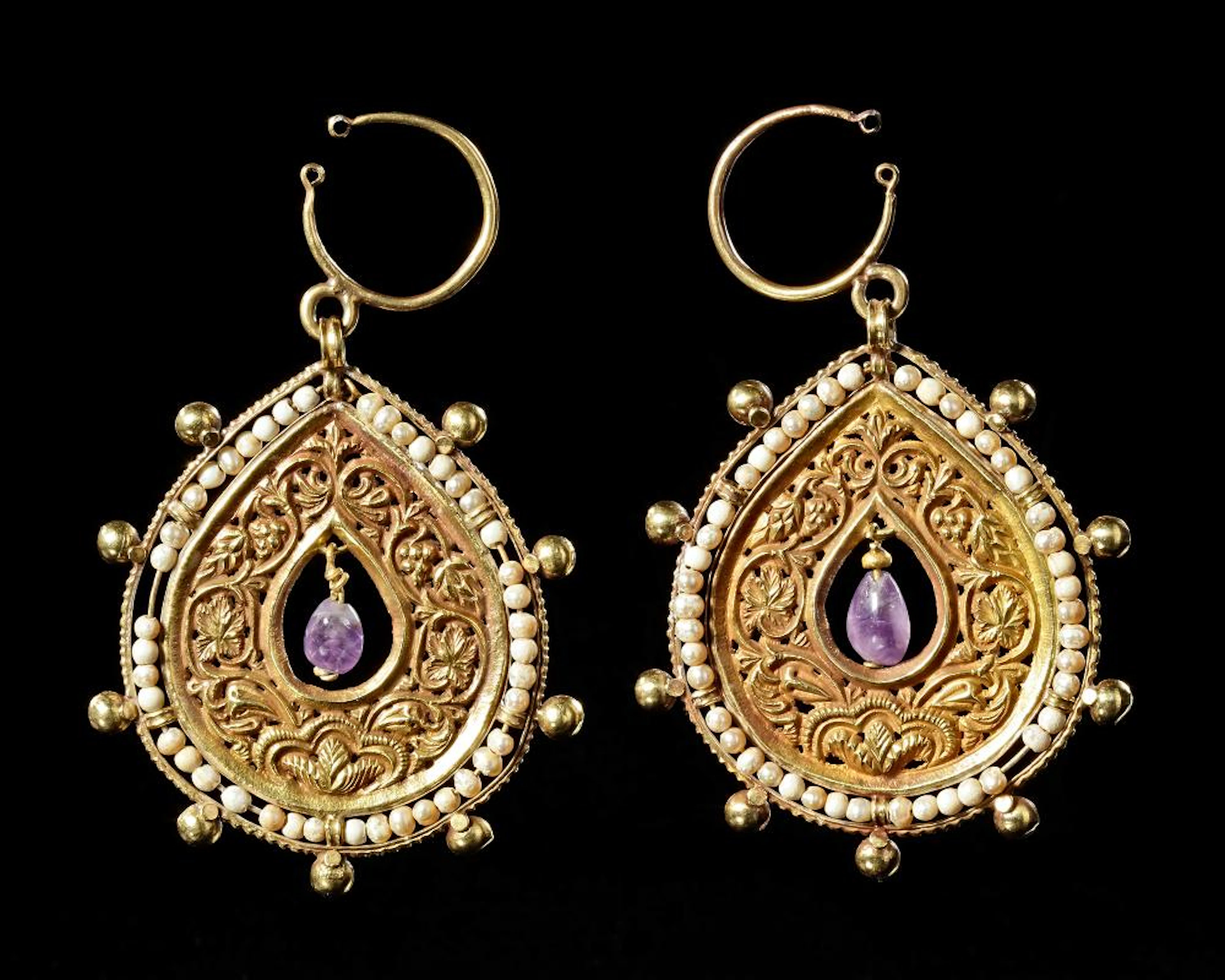 A PAIR OF BYZANTINE GOLD EARRINGS WITH PEARLS AND AMETHYST