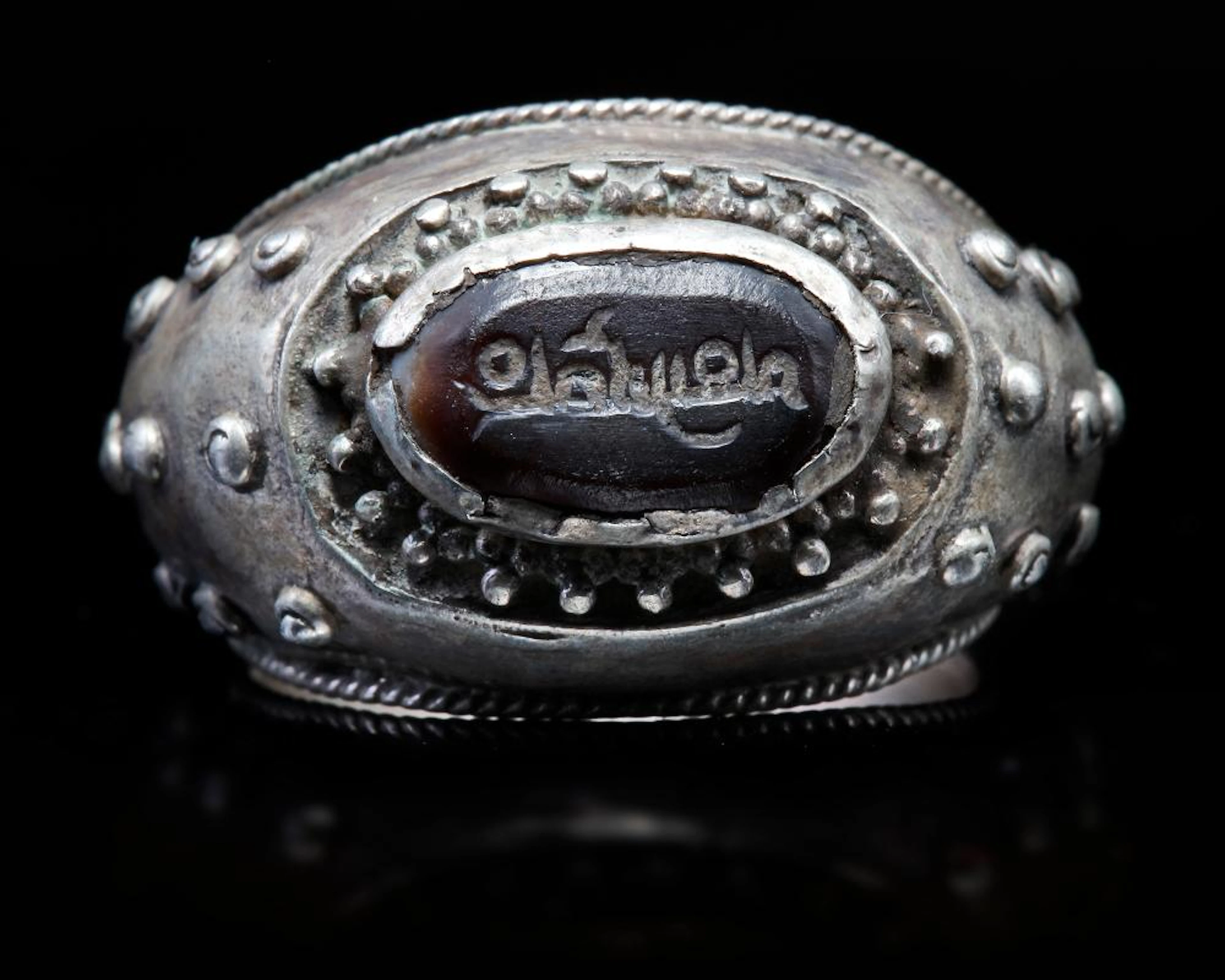 AN AGATE SEAL SILVER RING