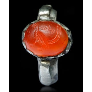 AN AGATE SEAL SILVER RING, 7TH - 8TH CENTURY