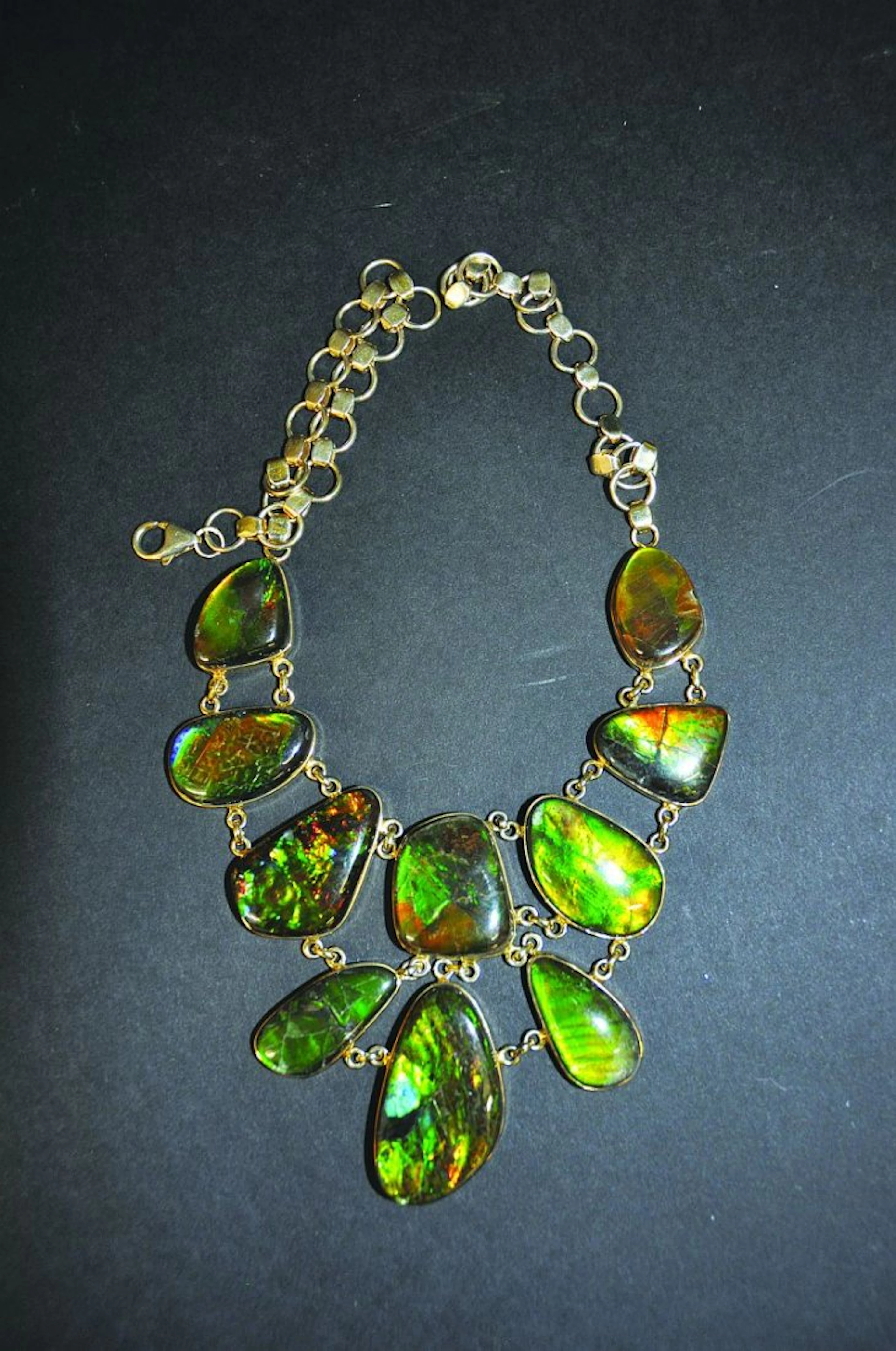 A GOOD AMMOLITE AND SILVER GILT NECKLACE. £1250-1500.