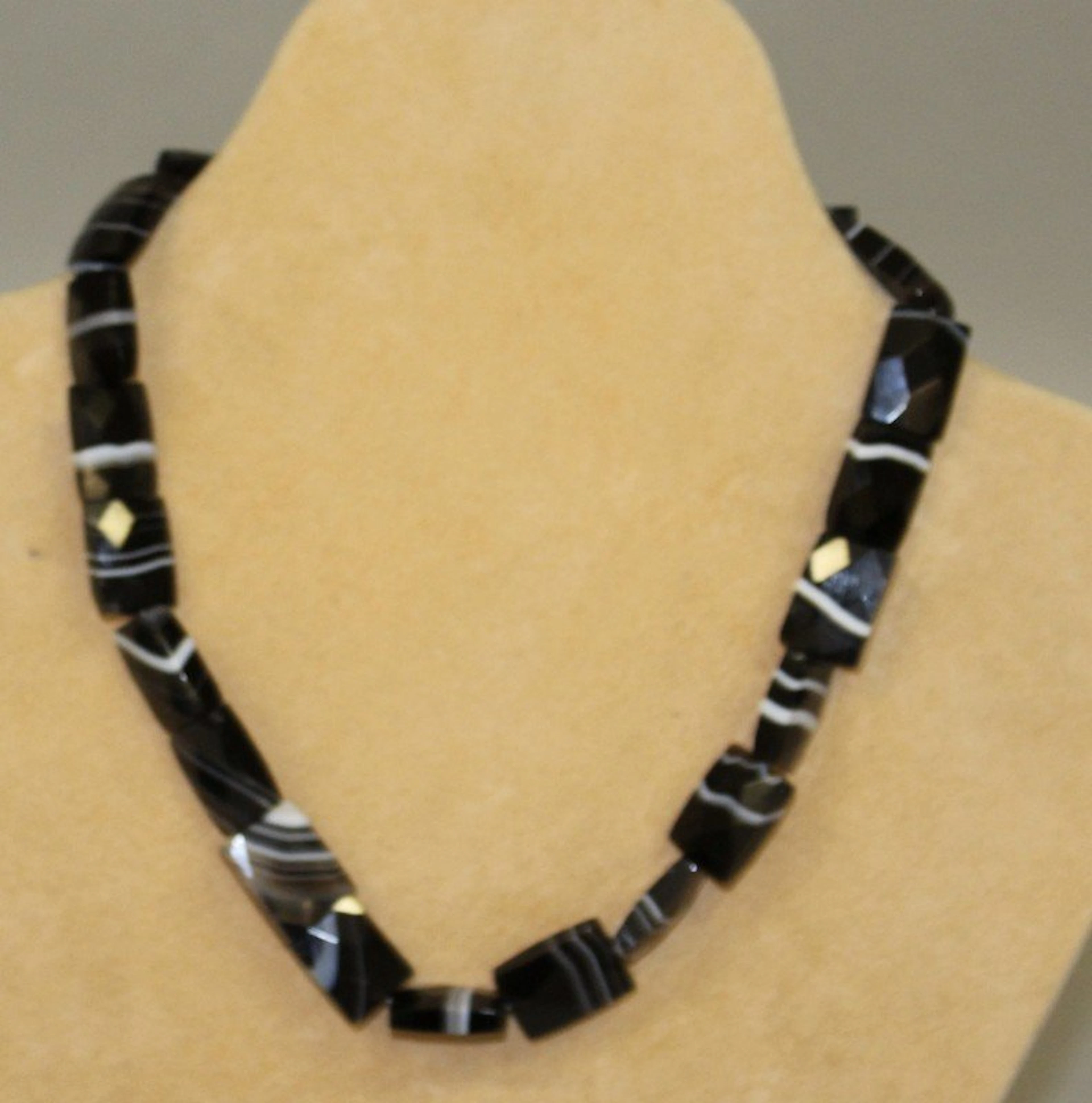A BANDED AGATE NECKLACE.
