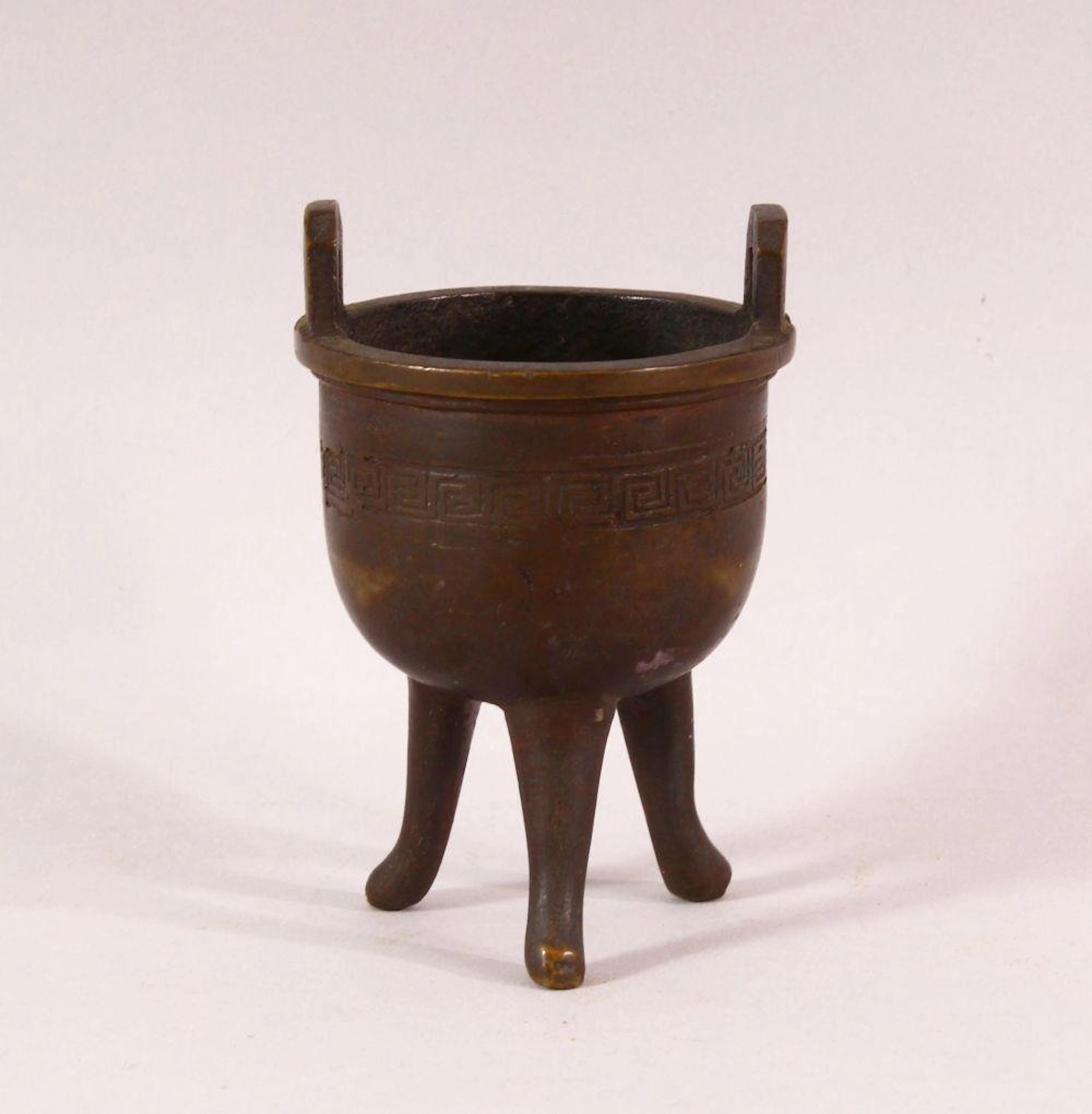A SMALL 19TH CENTURY CHINESE TWIN HANDLE TRIPOD CENSER,