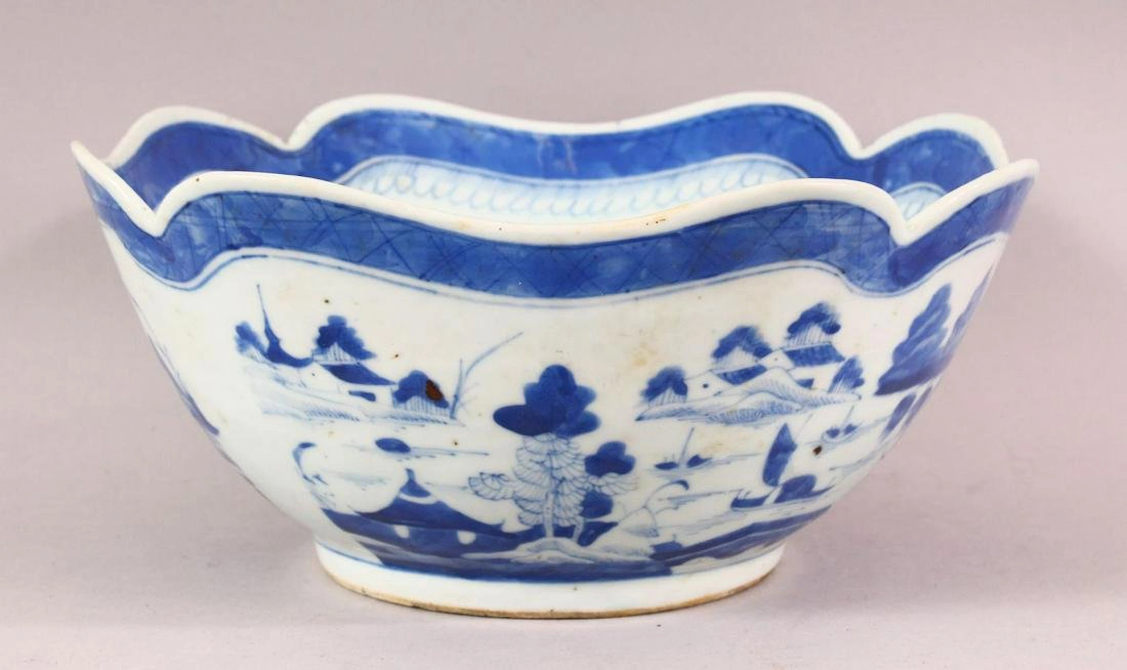 AN 18TH / 19TH CENTURY CHINESE BLUE & WHITE PORCELAI
