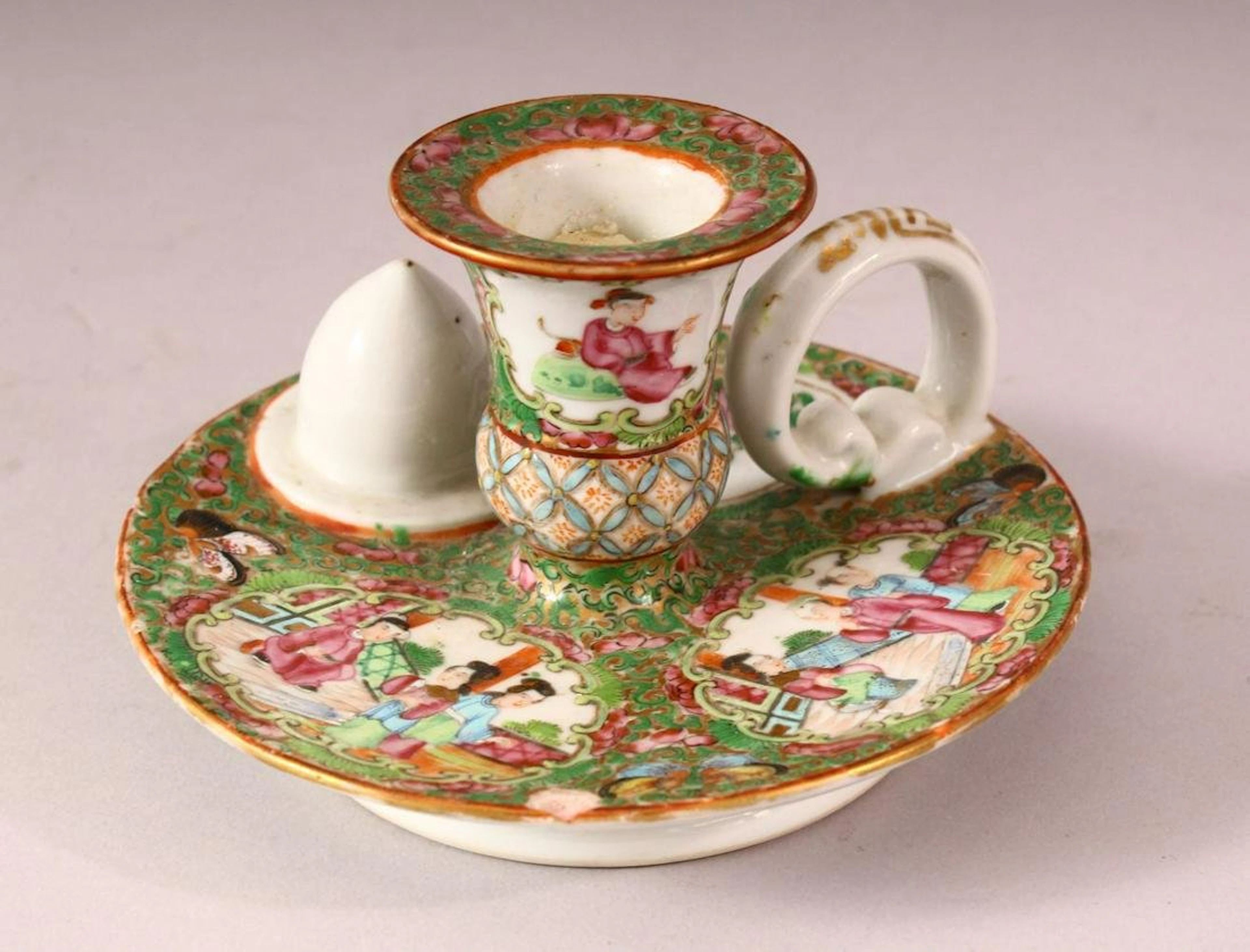 A 19TH CENTURY CHINESE CANTON FAMILLE ROSE PORCELAI