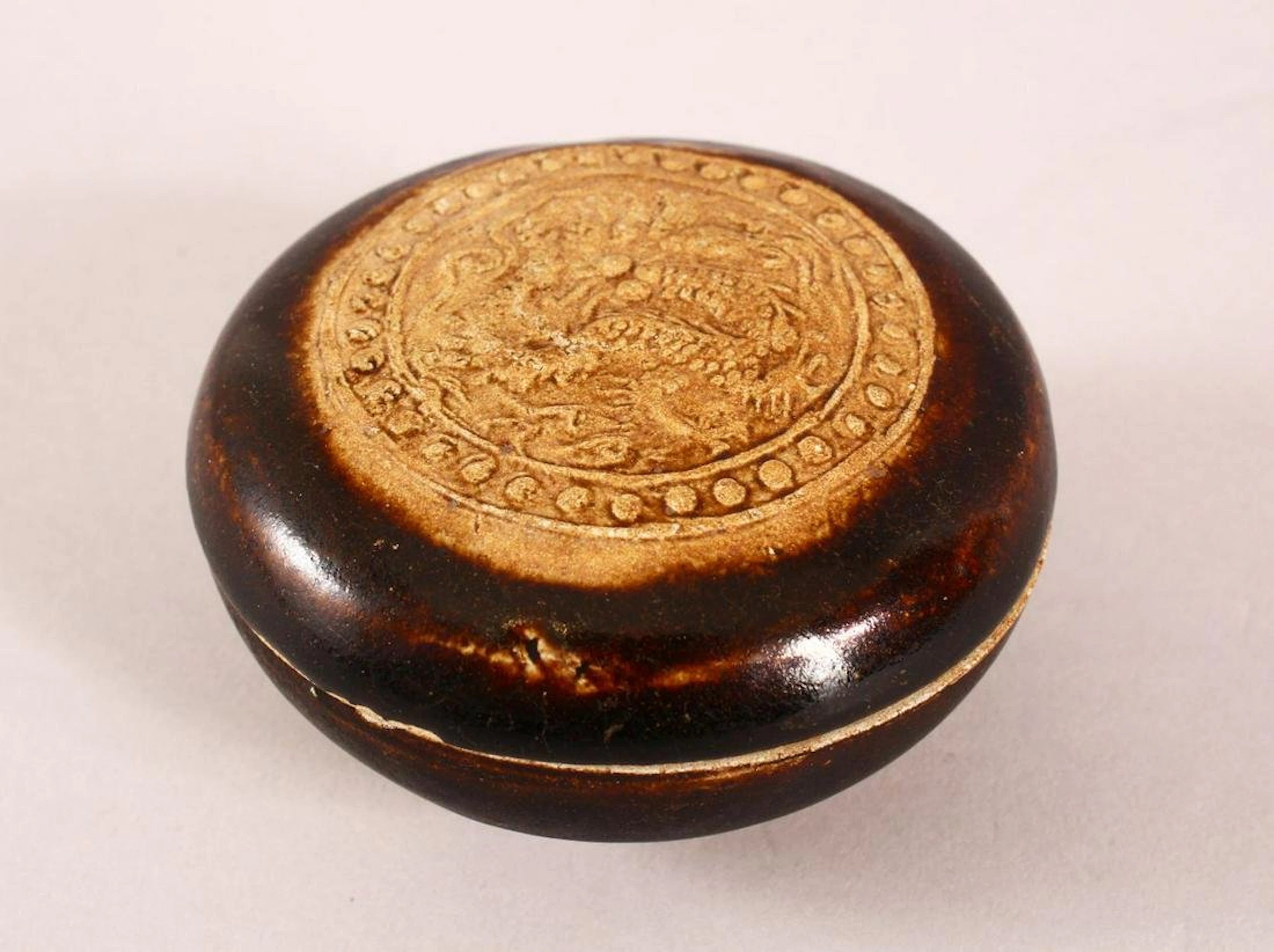 A CHINESE YUAN STYLE POTTERY BOX AND COVER, 9cm