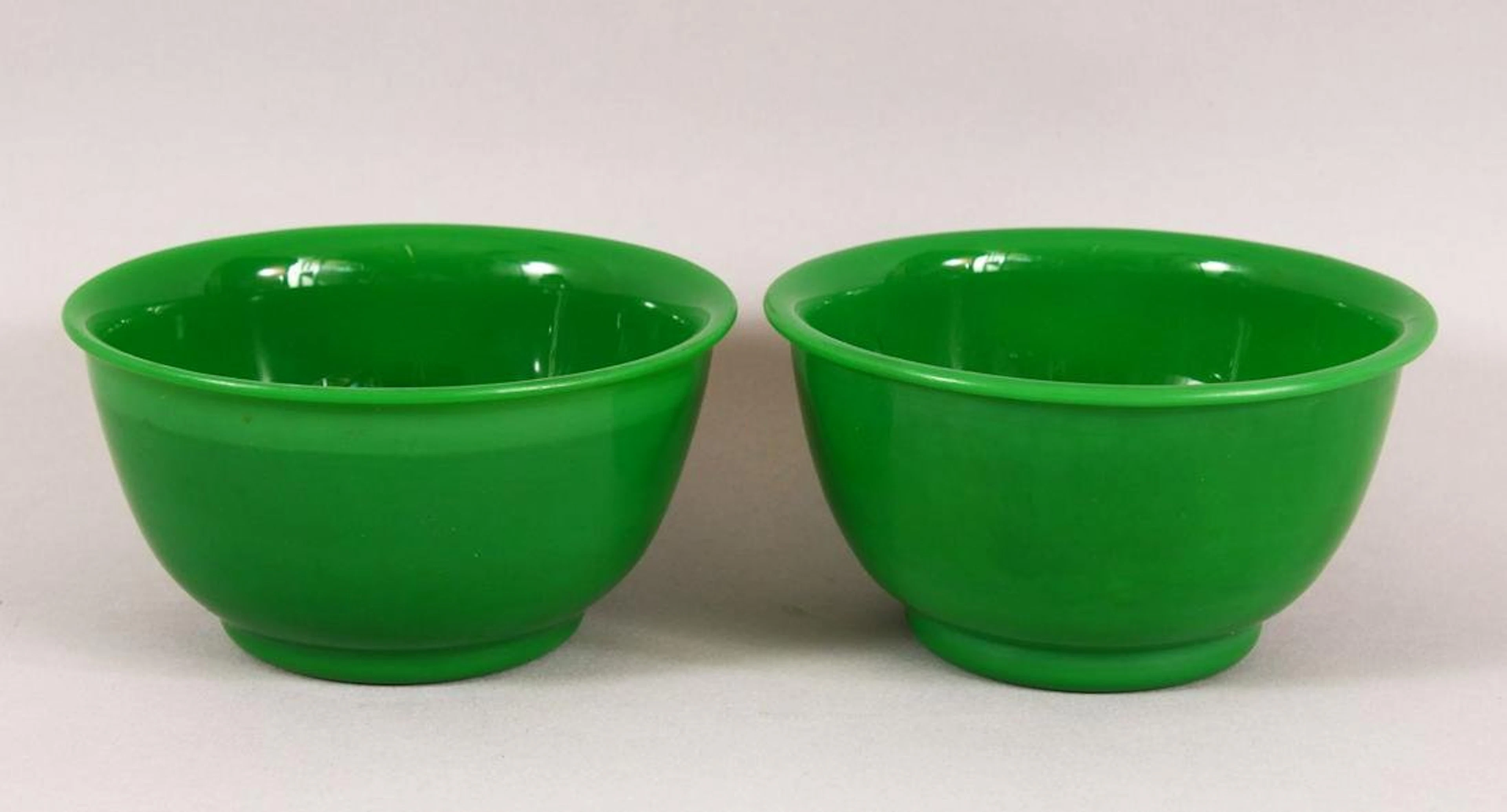 A PAIR OF CHINESE PEKING GREEN GLASS BOWLS, 11CM