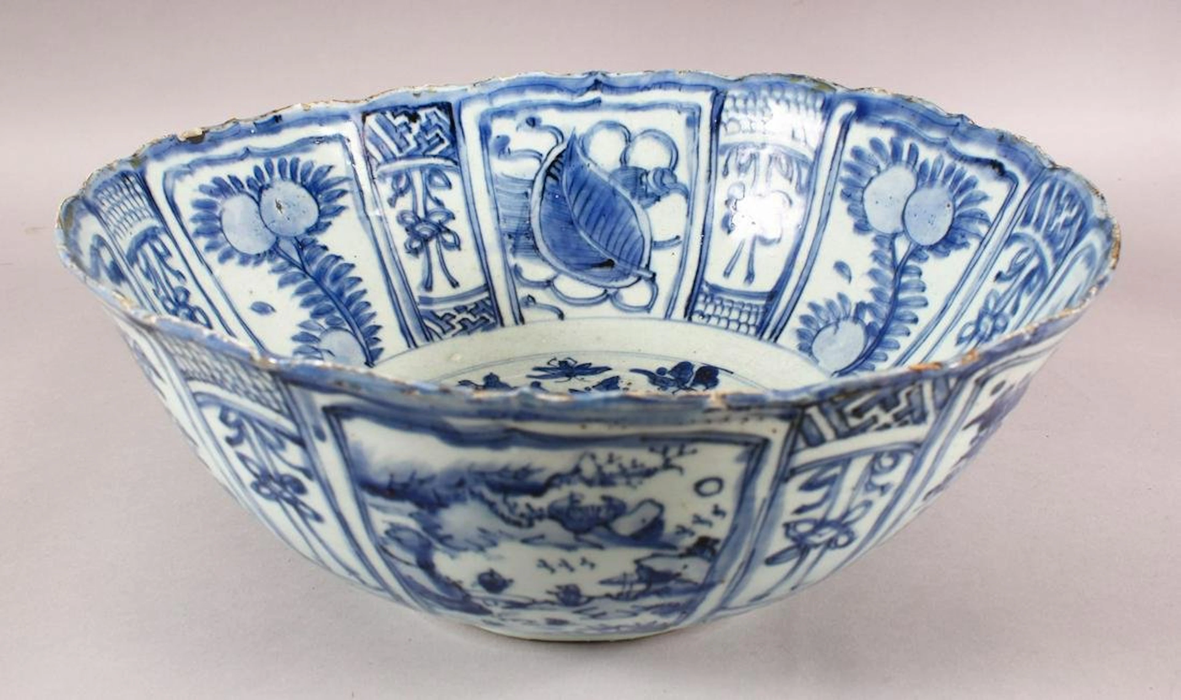 A GOOD LARGE CHINESE WANLI BLUE & WHITE PORCELAIN BOWL