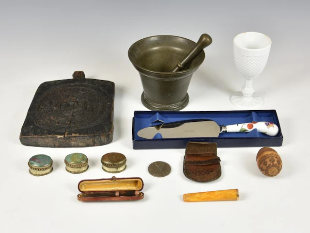 A rummage box of vintage / antique collectables...