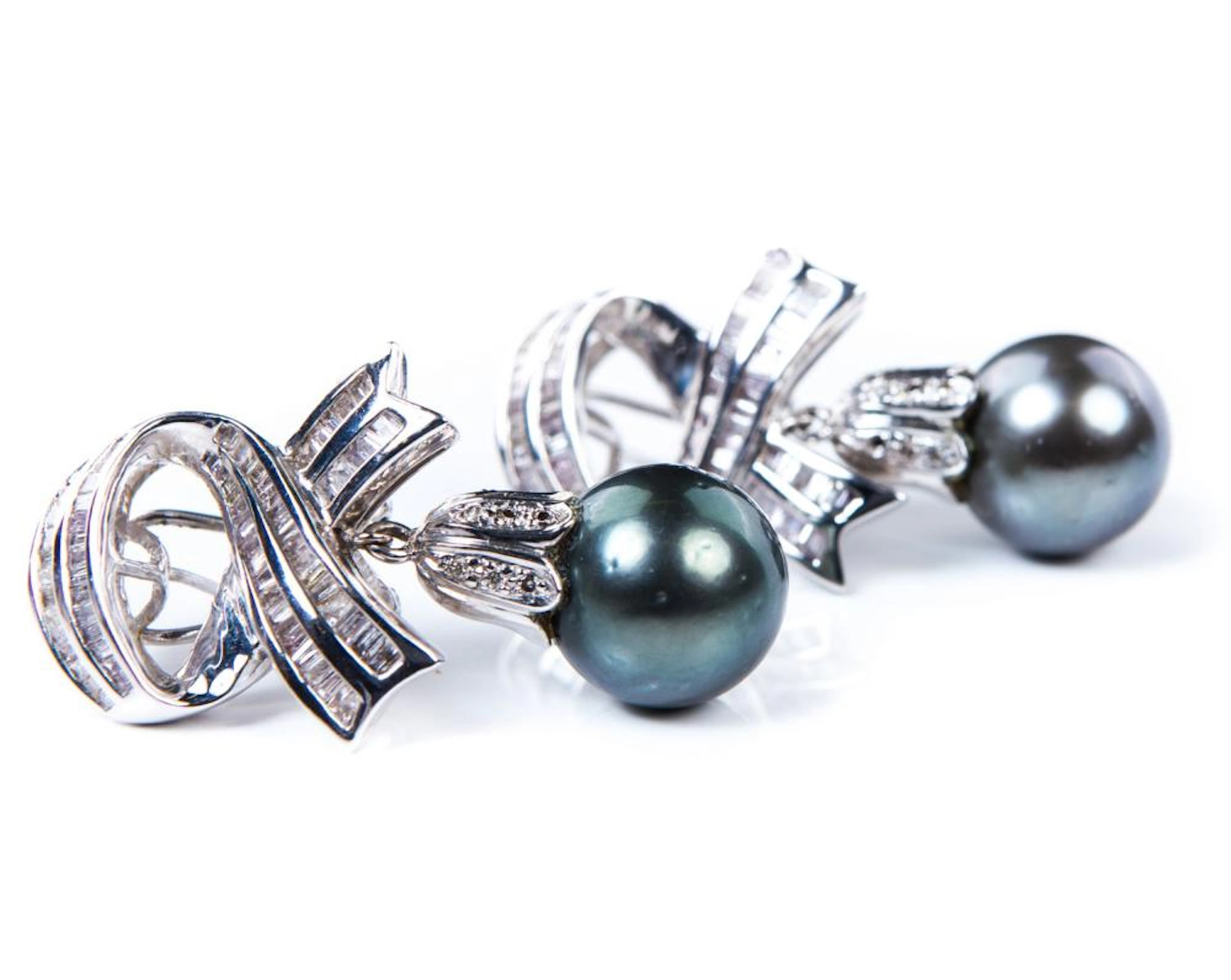 W/G DIAMOND & 13 MM BLACK PEARL EARRINGS