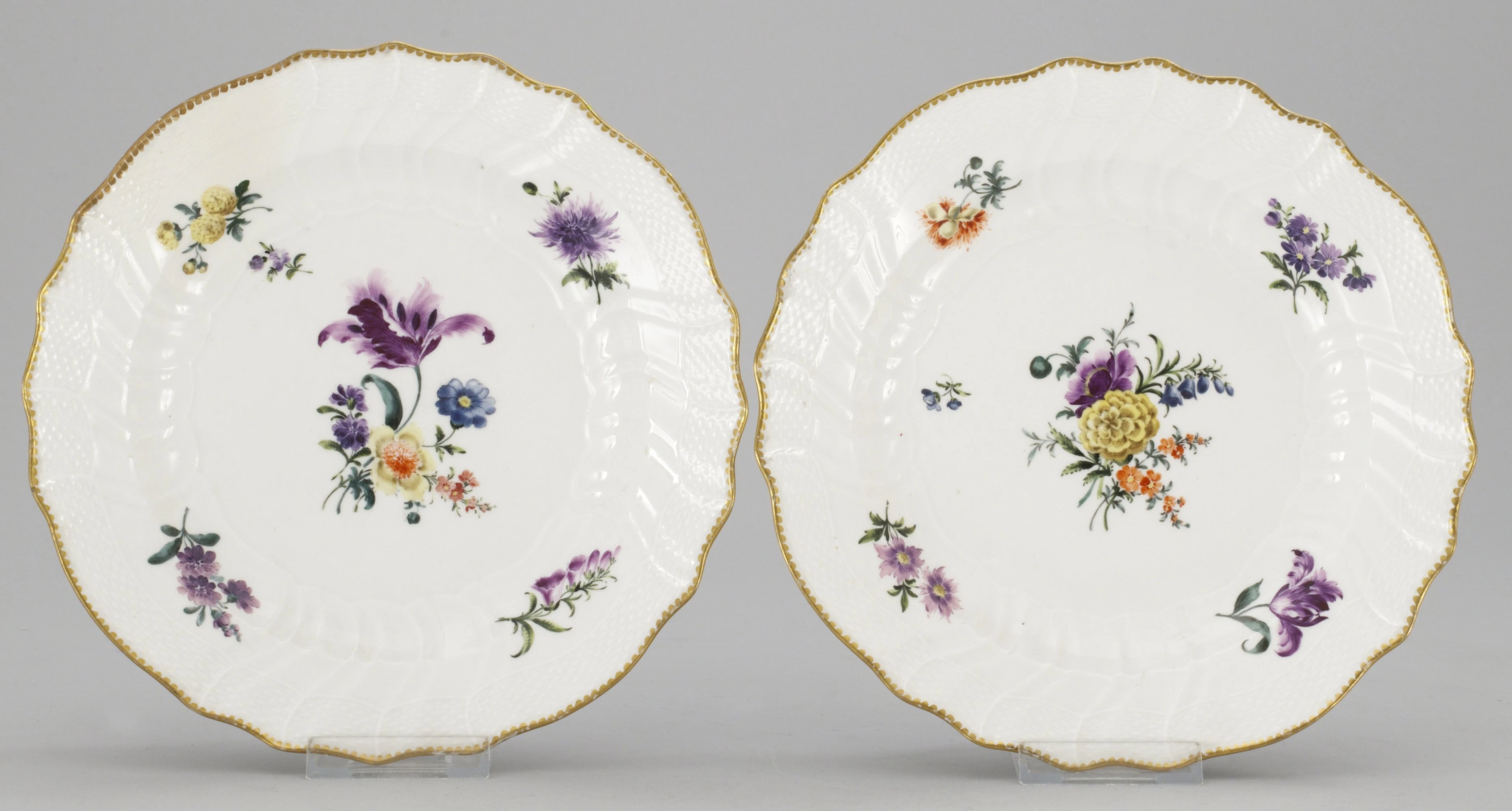 TALLRIKAR, 2 st, porslin. Meissen, 1700-tal, punktperiod.