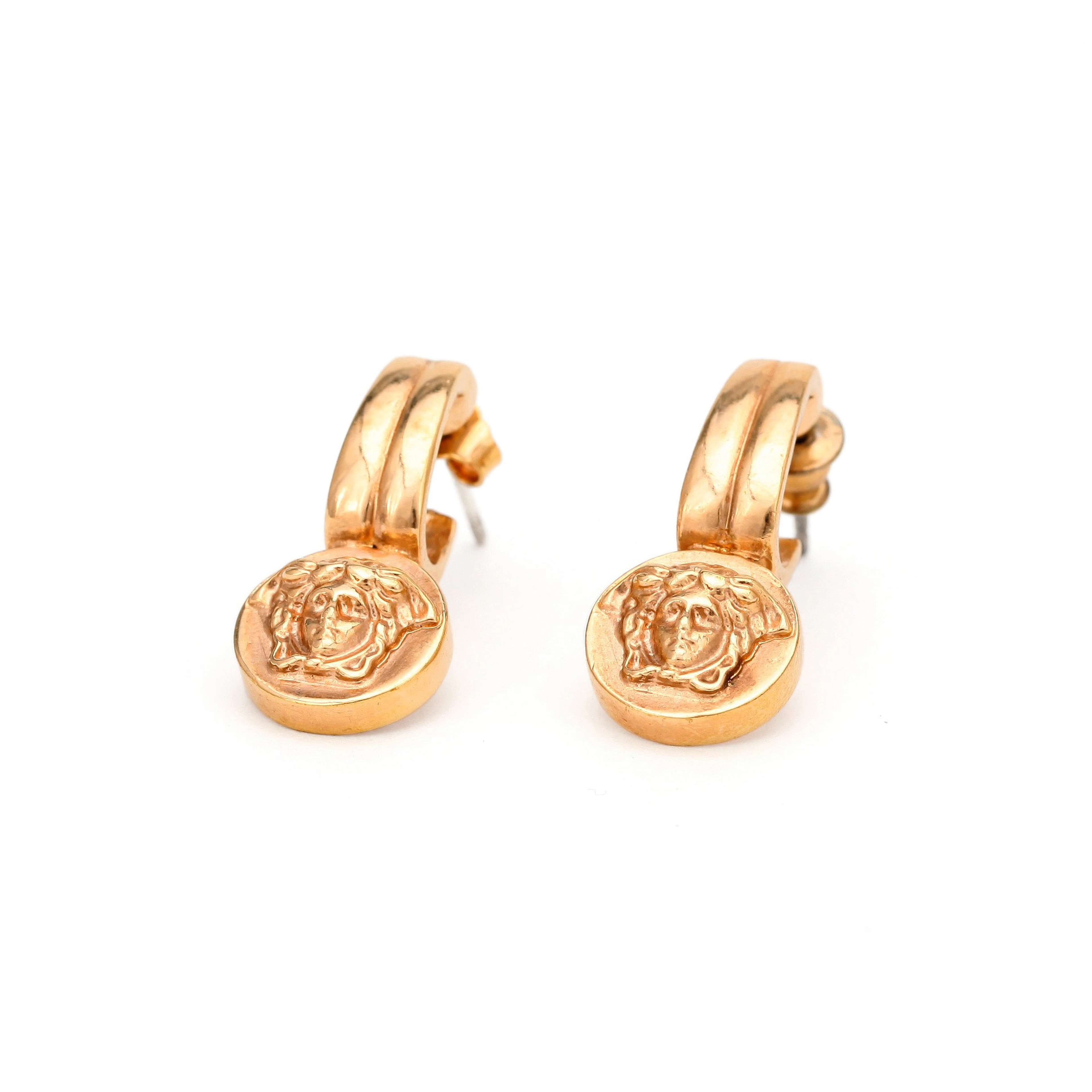 VERSACE, ett par örhängen.