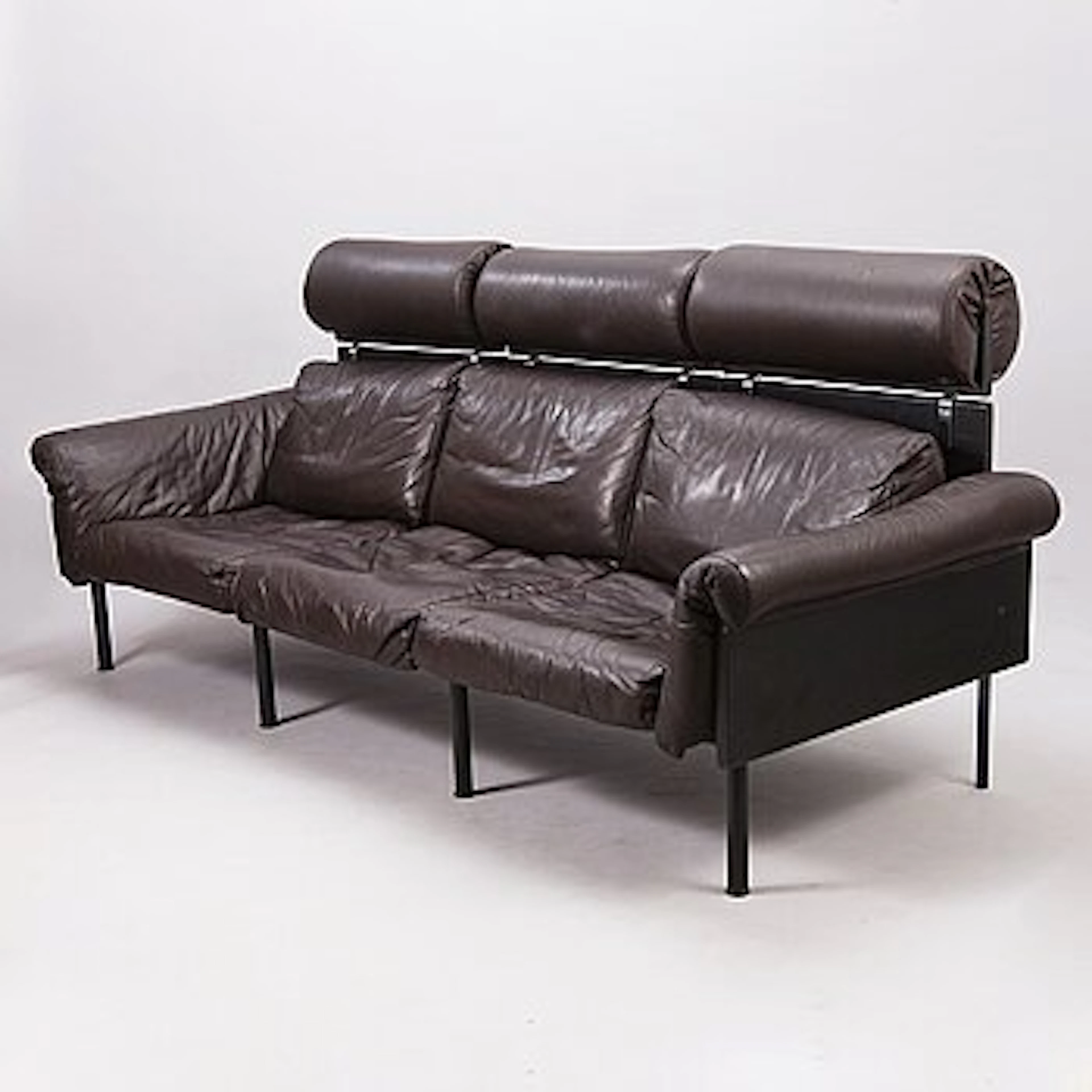 YRJÖ KUKKAPURO, An "Ateljee" 3-seater leather upholstered sofa, 1970s.