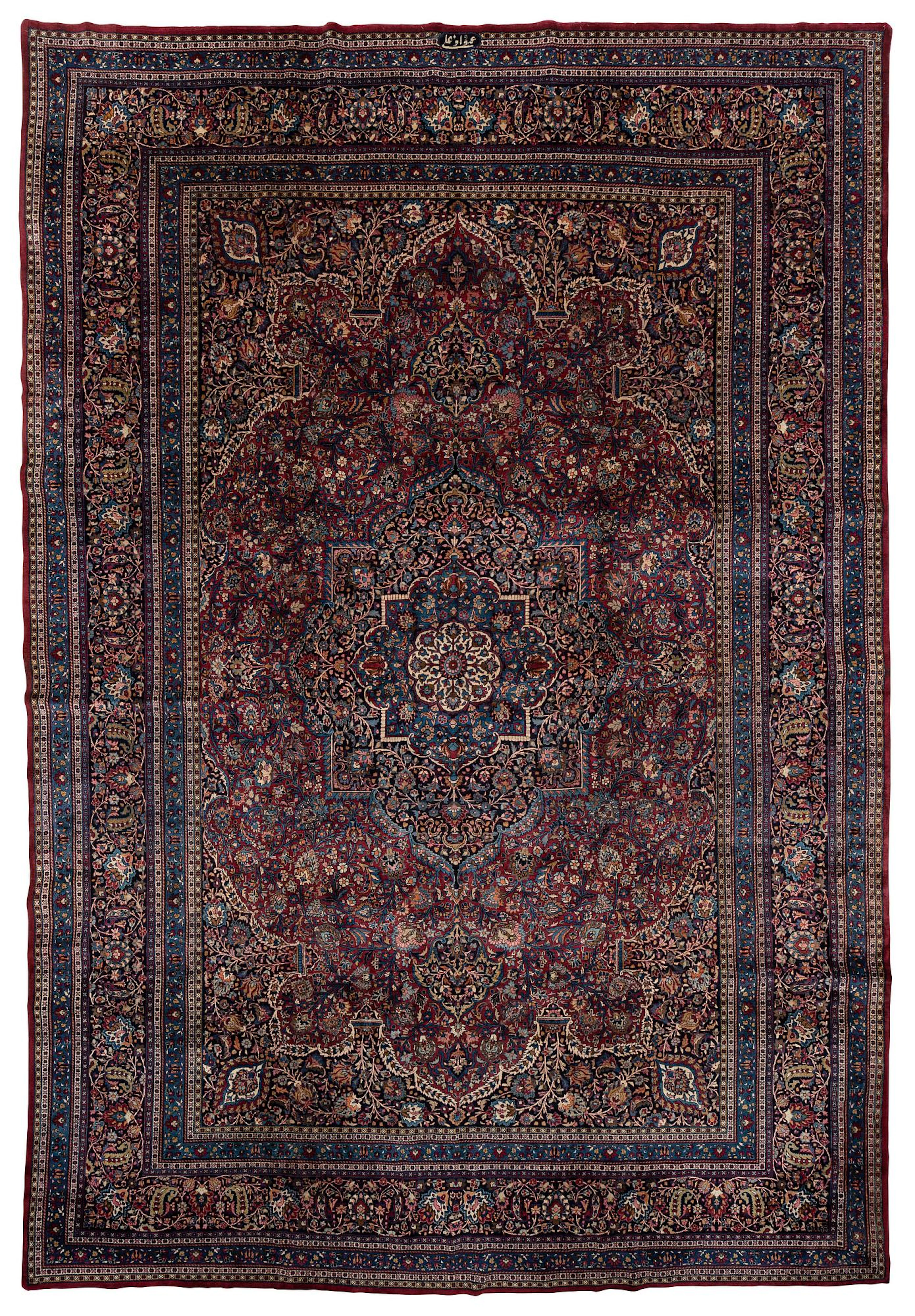 A 1920s Meshed 'Amoghli' carpet, ca 526,5 x 356 cm