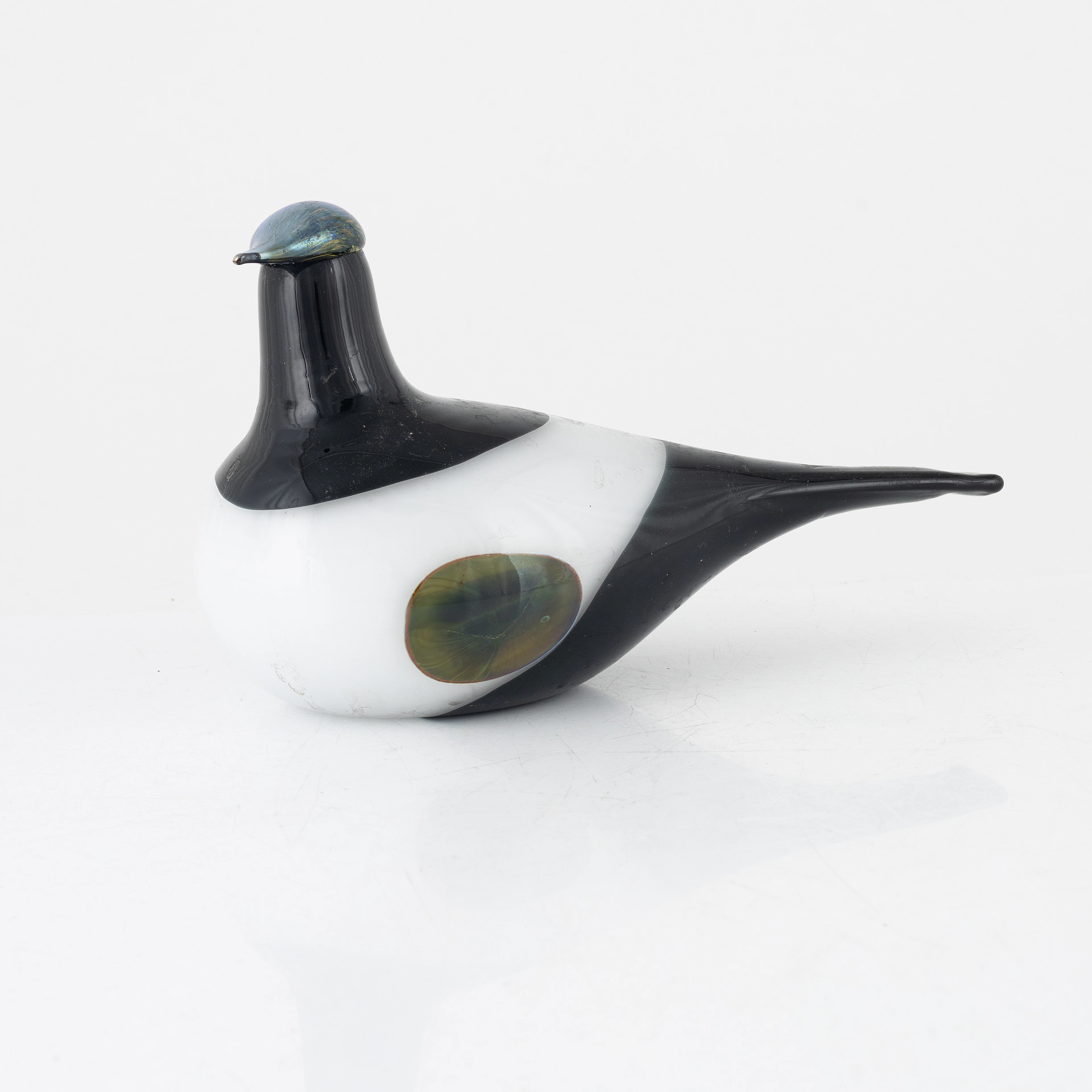 Oiva Toikka, a glass bird, "Magpie", Nuutajärvi Notsjö, Iittala, Finland.